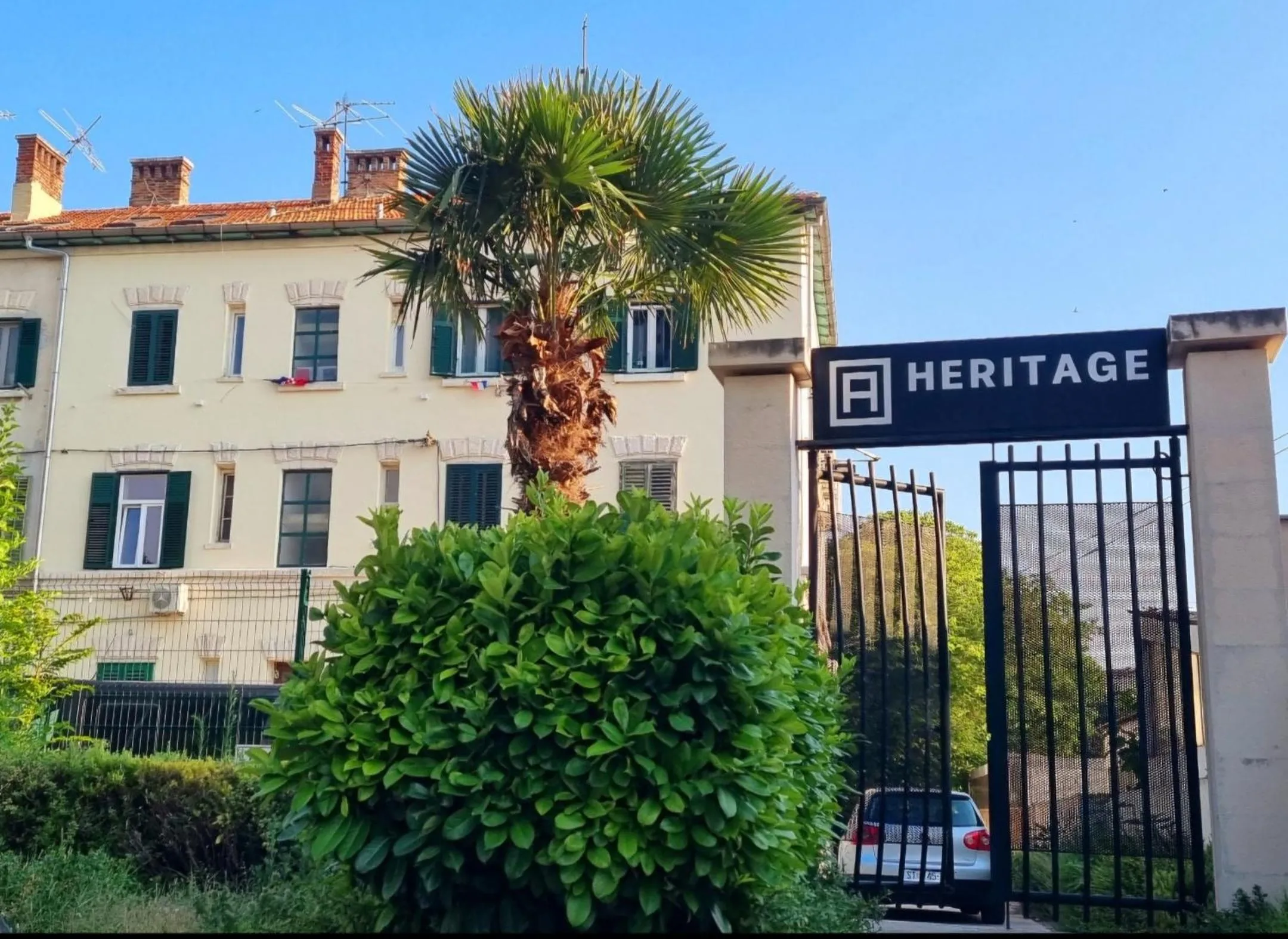 Facade/entrance in A Heritage Split