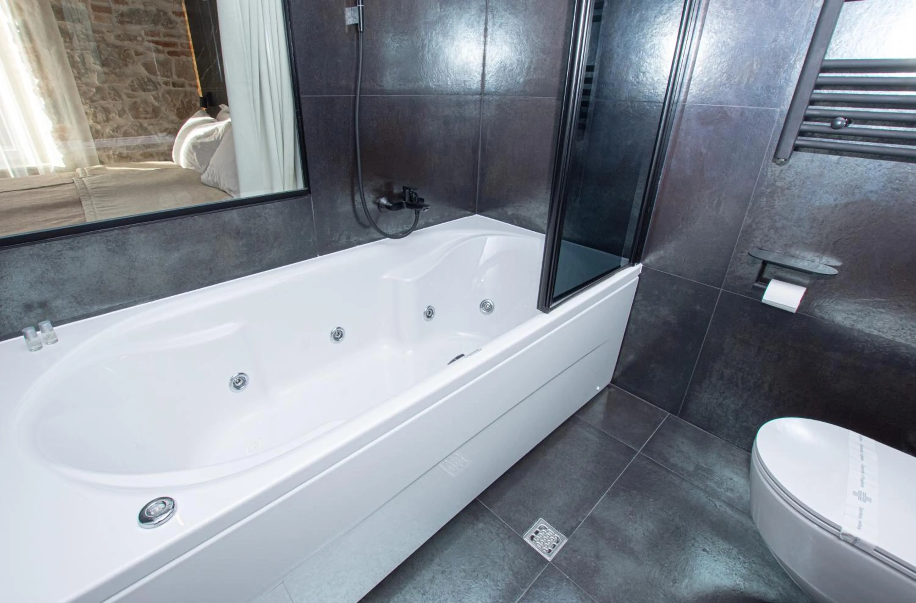 Hot Tub in A Heritage Split