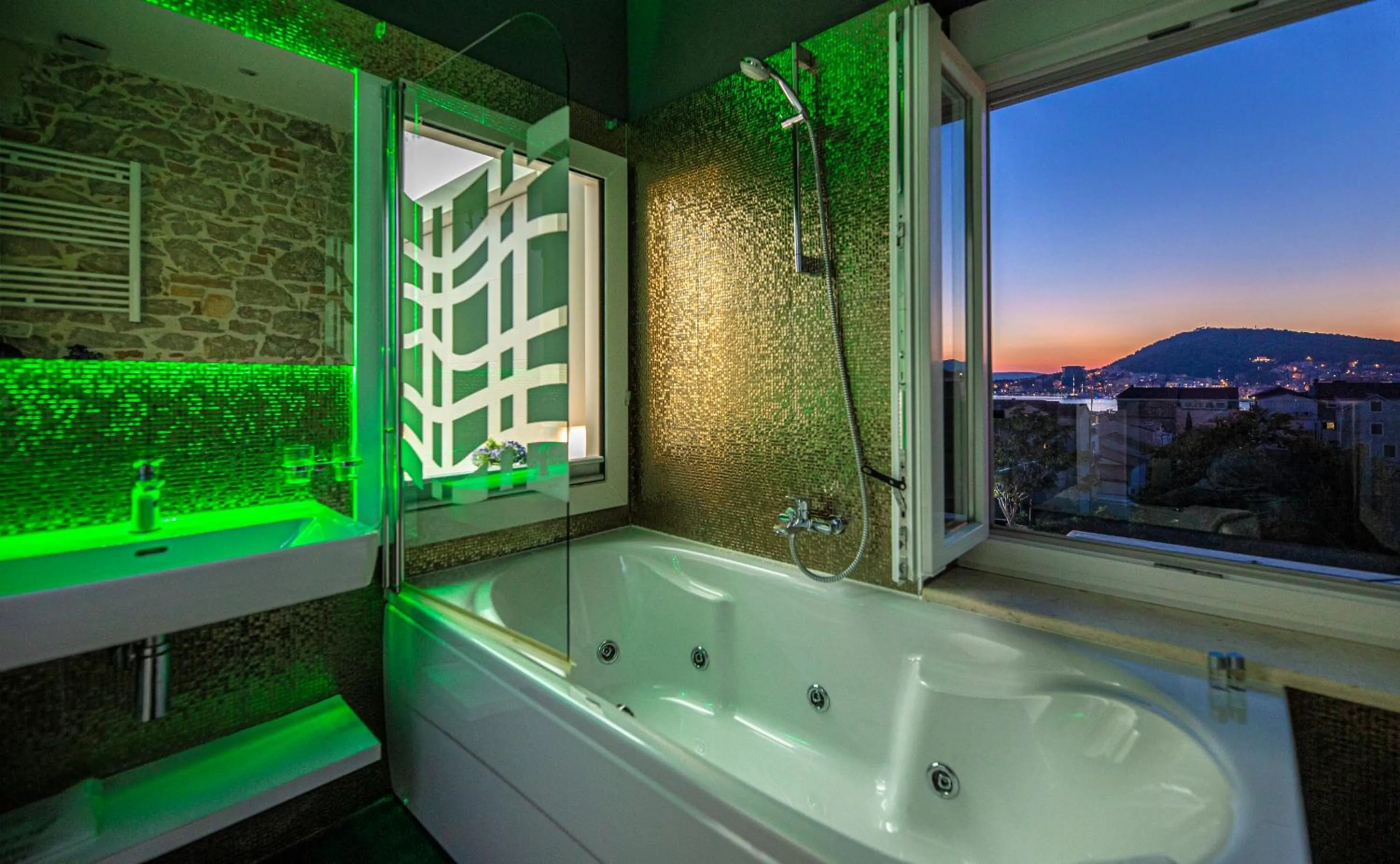 Hot Tub in A Heritage Split