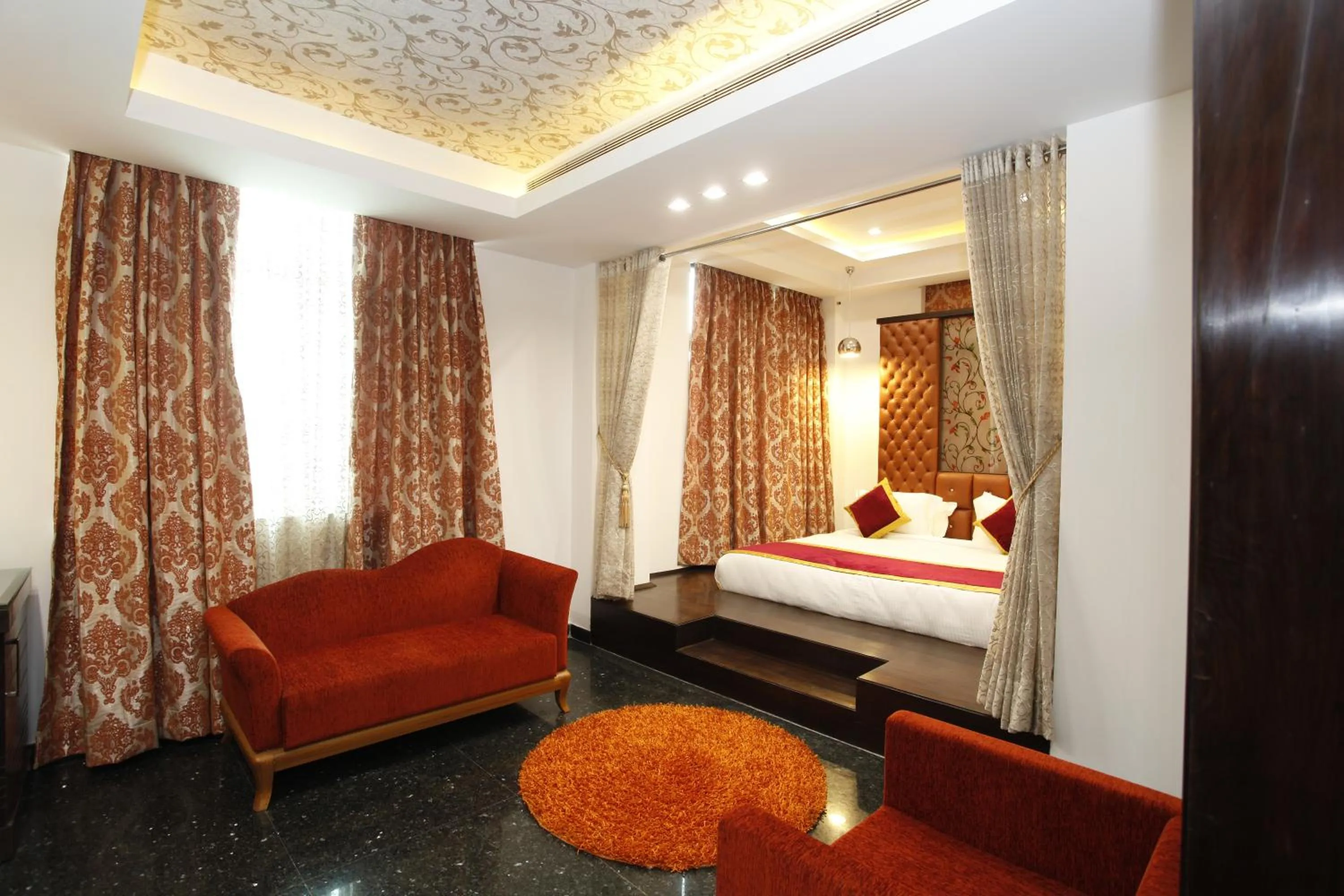 Living room, Bed in Hotel Saffron Leaf