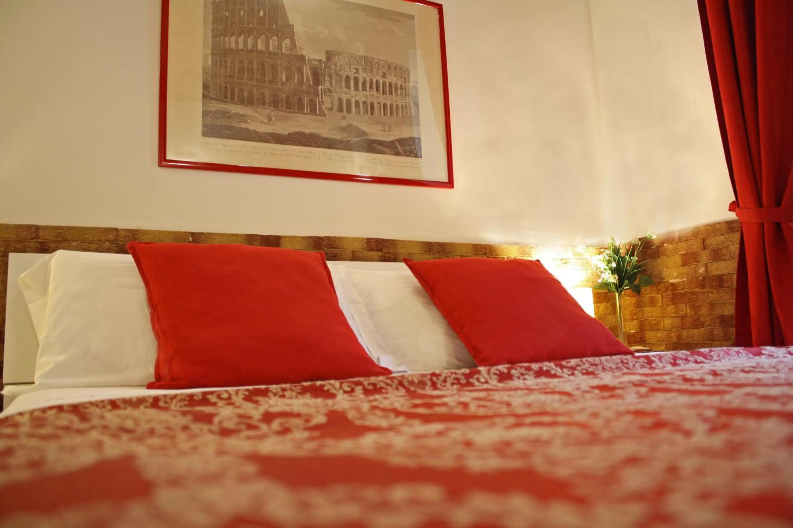 Photo of the whole room, Bed in Machiavelli Suites