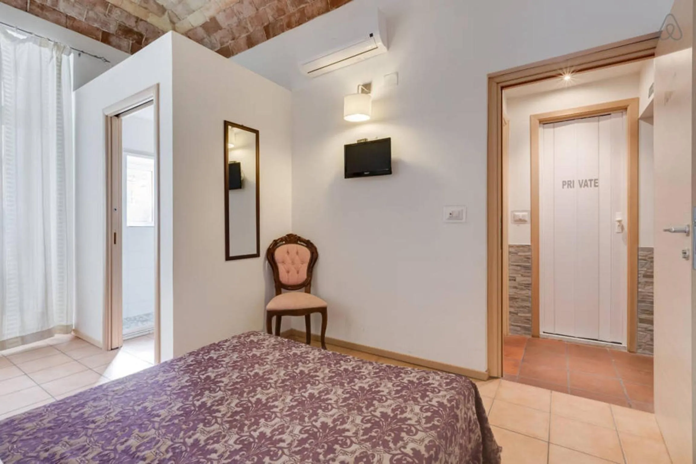 Photo of the whole room, Bed in Machiavelli Suites