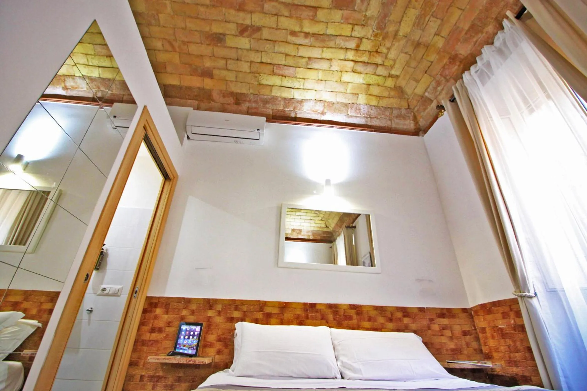 Photo of the whole room, Bed in Machiavelli Suites