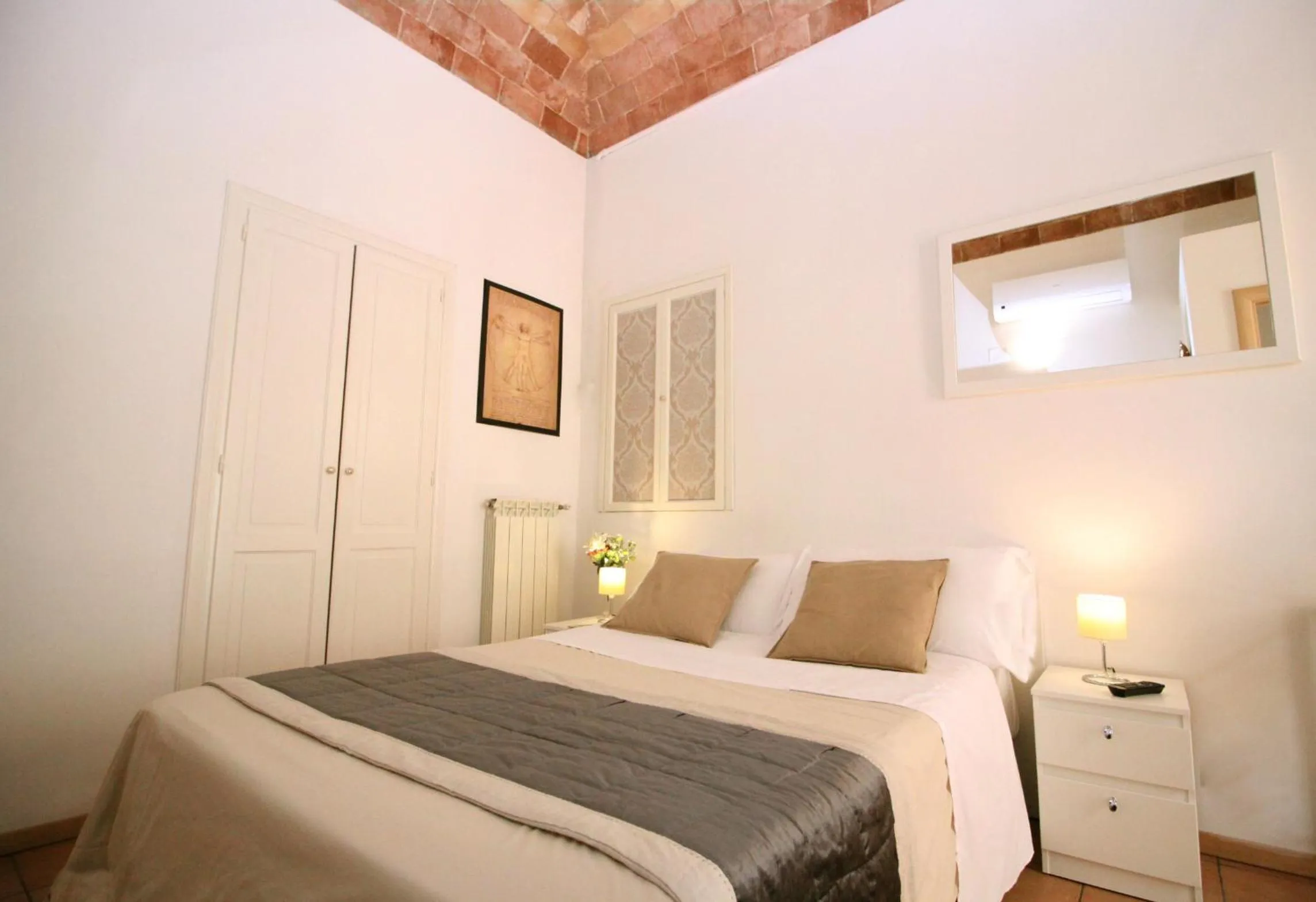 Photo of the whole room, Bed in Machiavelli Suites