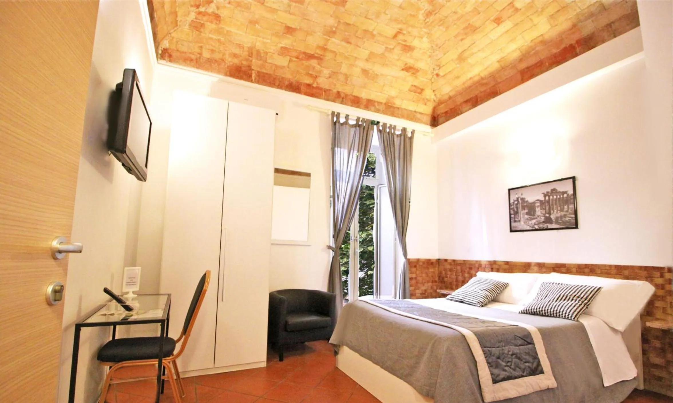 Photo of the whole room, Bed in Machiavelli Suites