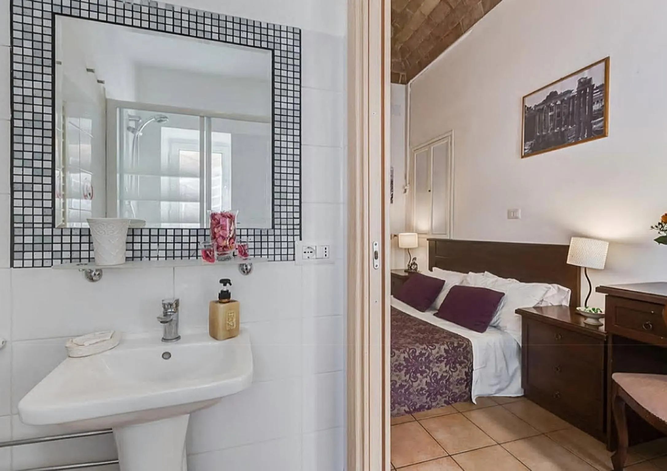 Photo of the whole room, Bed in Machiavelli Suites