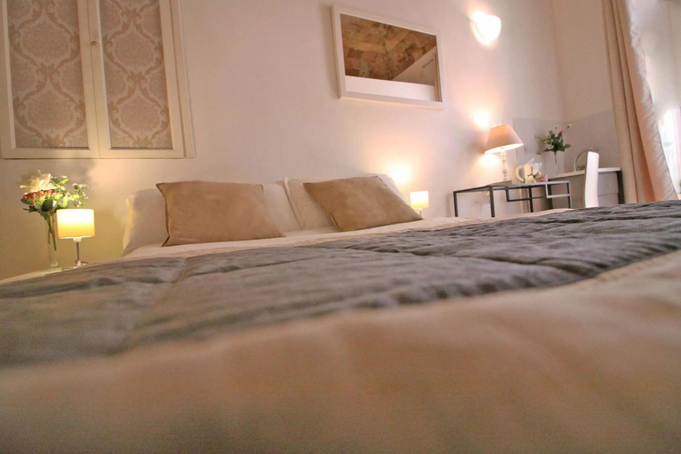 Photo of the whole room, Bed in Machiavelli Suites