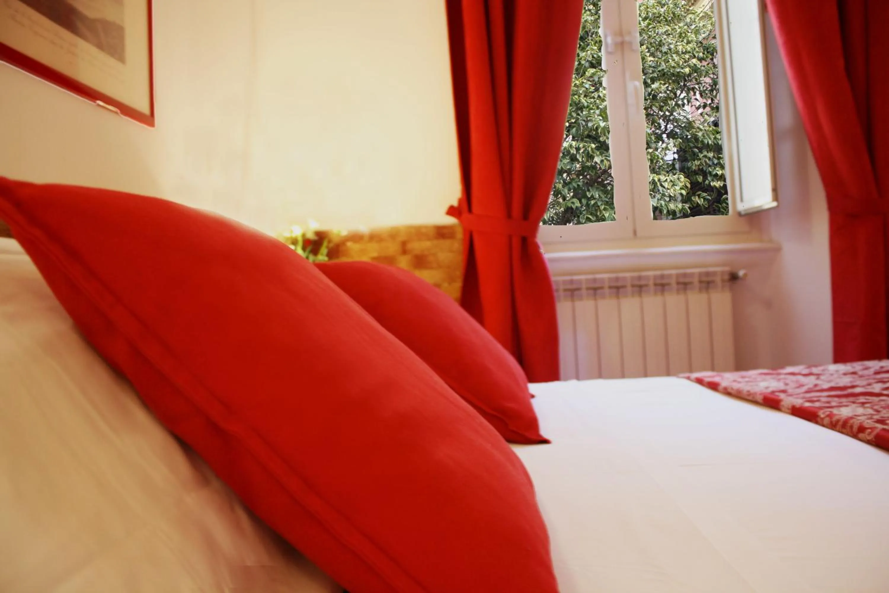 Photo of the whole room, Bed in Machiavelli Suites