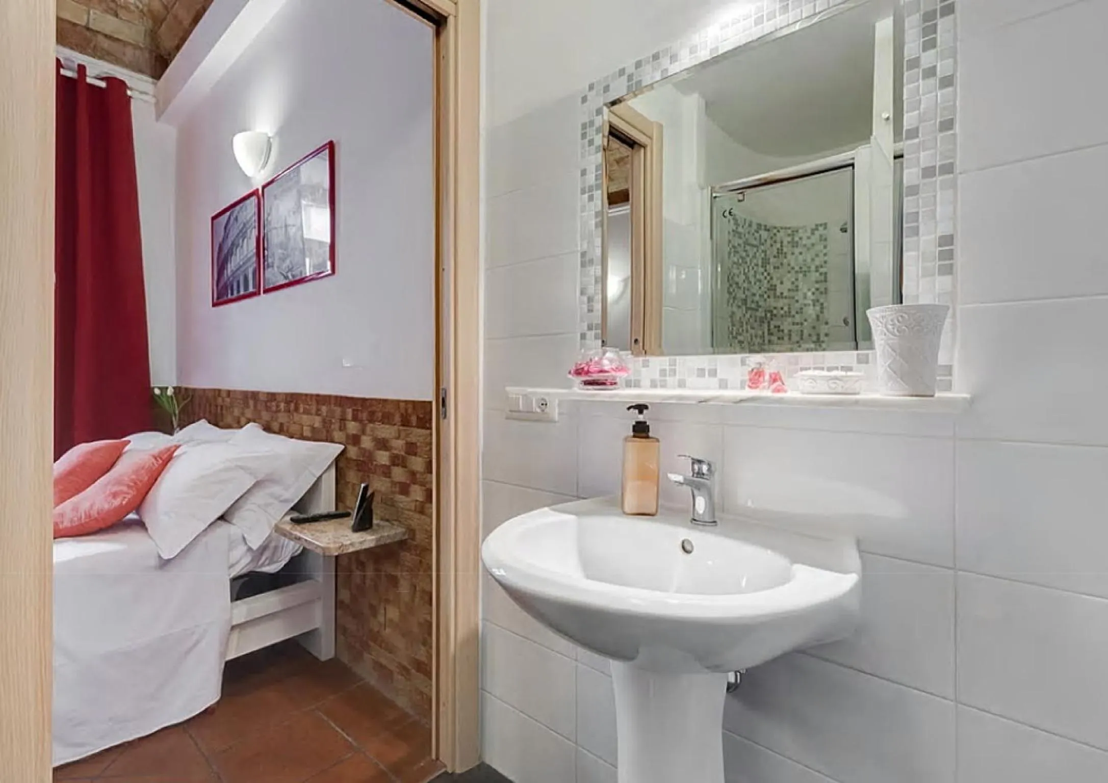 Photo of the whole room in Machiavelli Suites