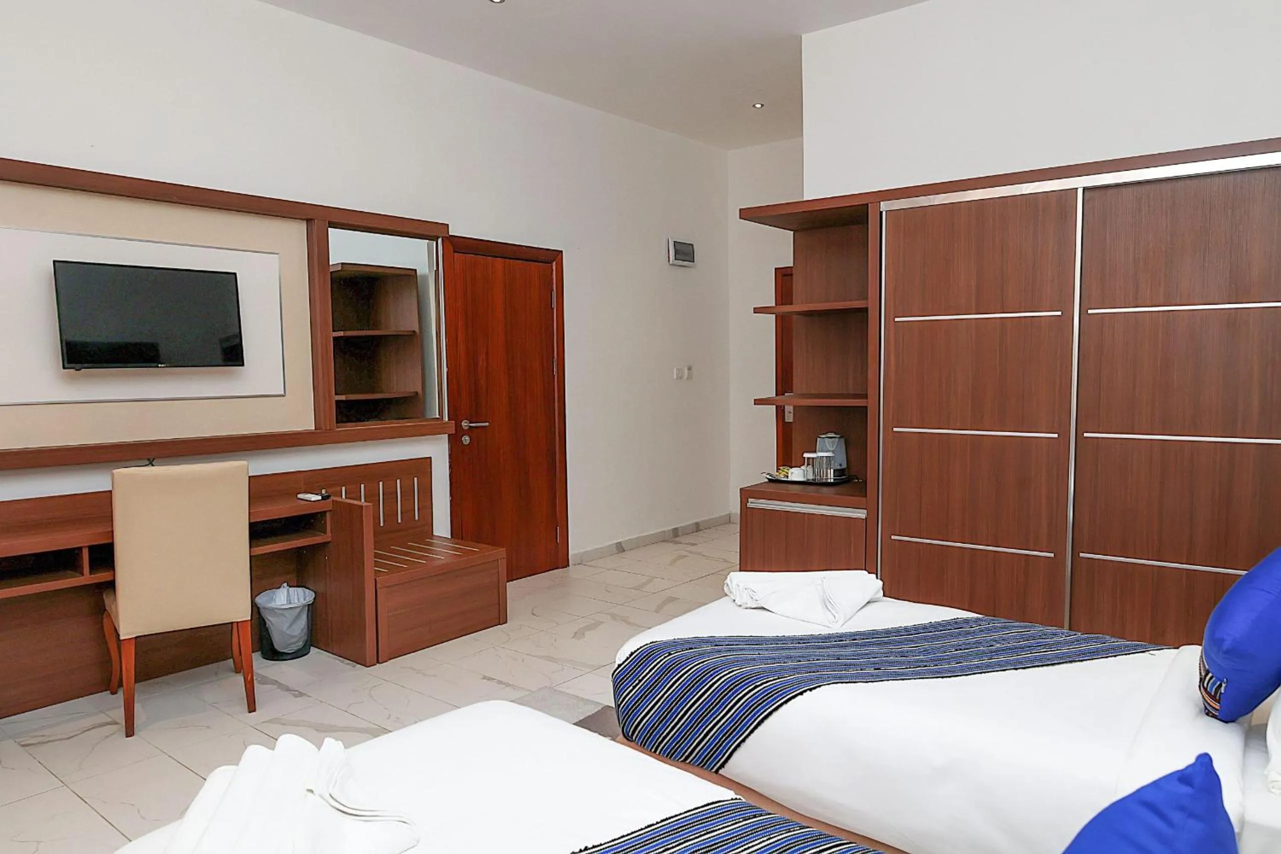 Communal lounge/ TV room, Bed in San Marino Hotel