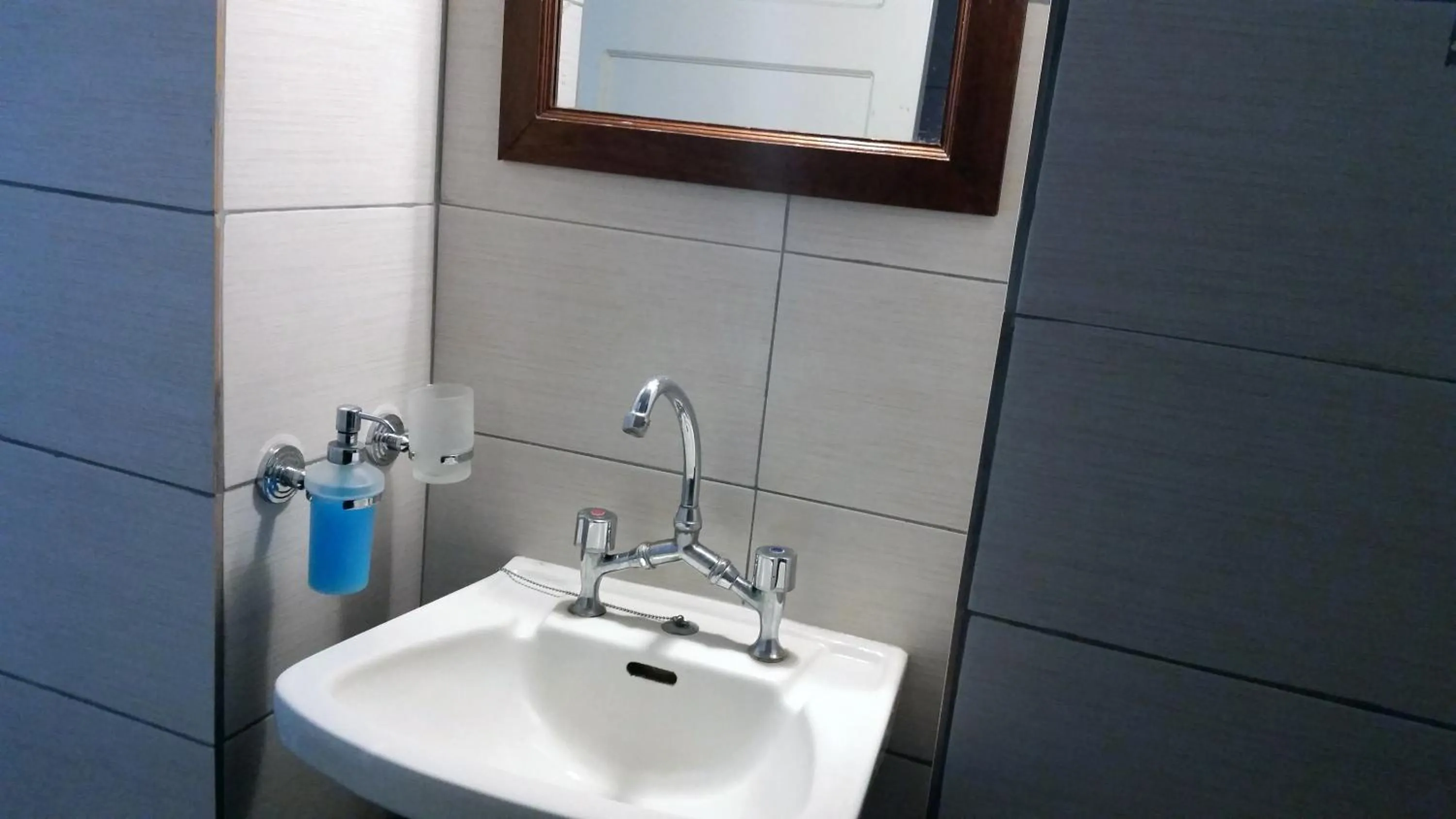 Bathroom in Medieval Rose Guest House