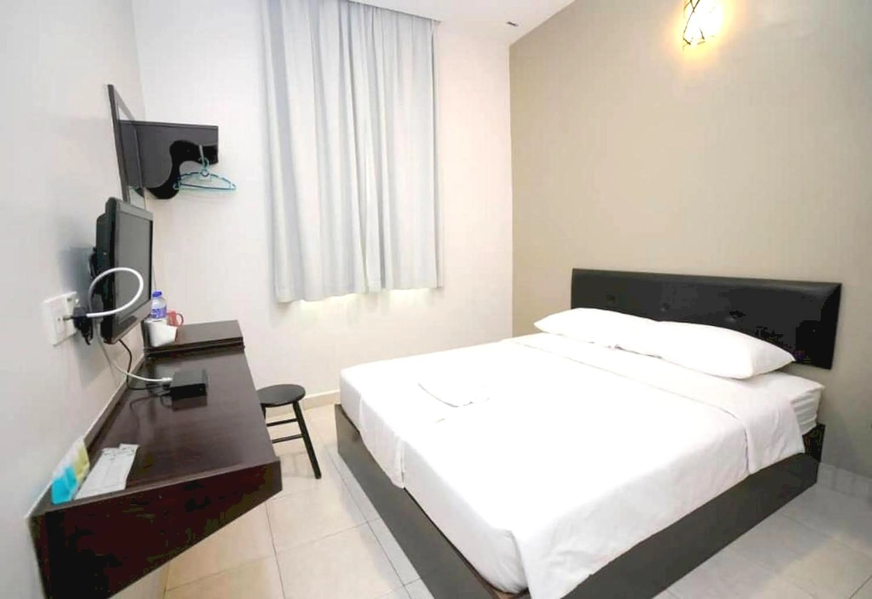 Deluxe Queen Room in OYO 89715 CK Hotel 2