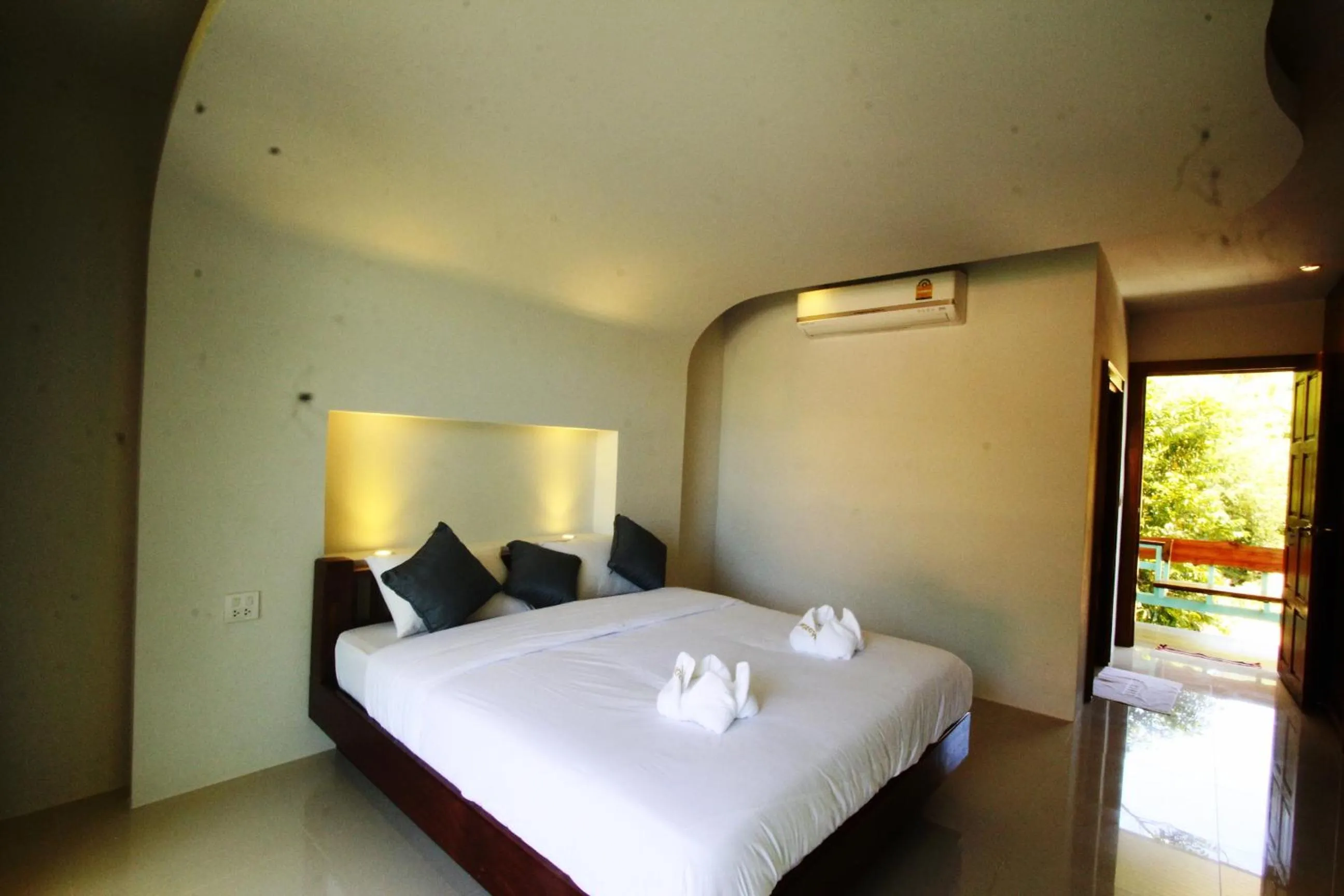 Bathroom, Bed in Mountain Reef Beach Resort