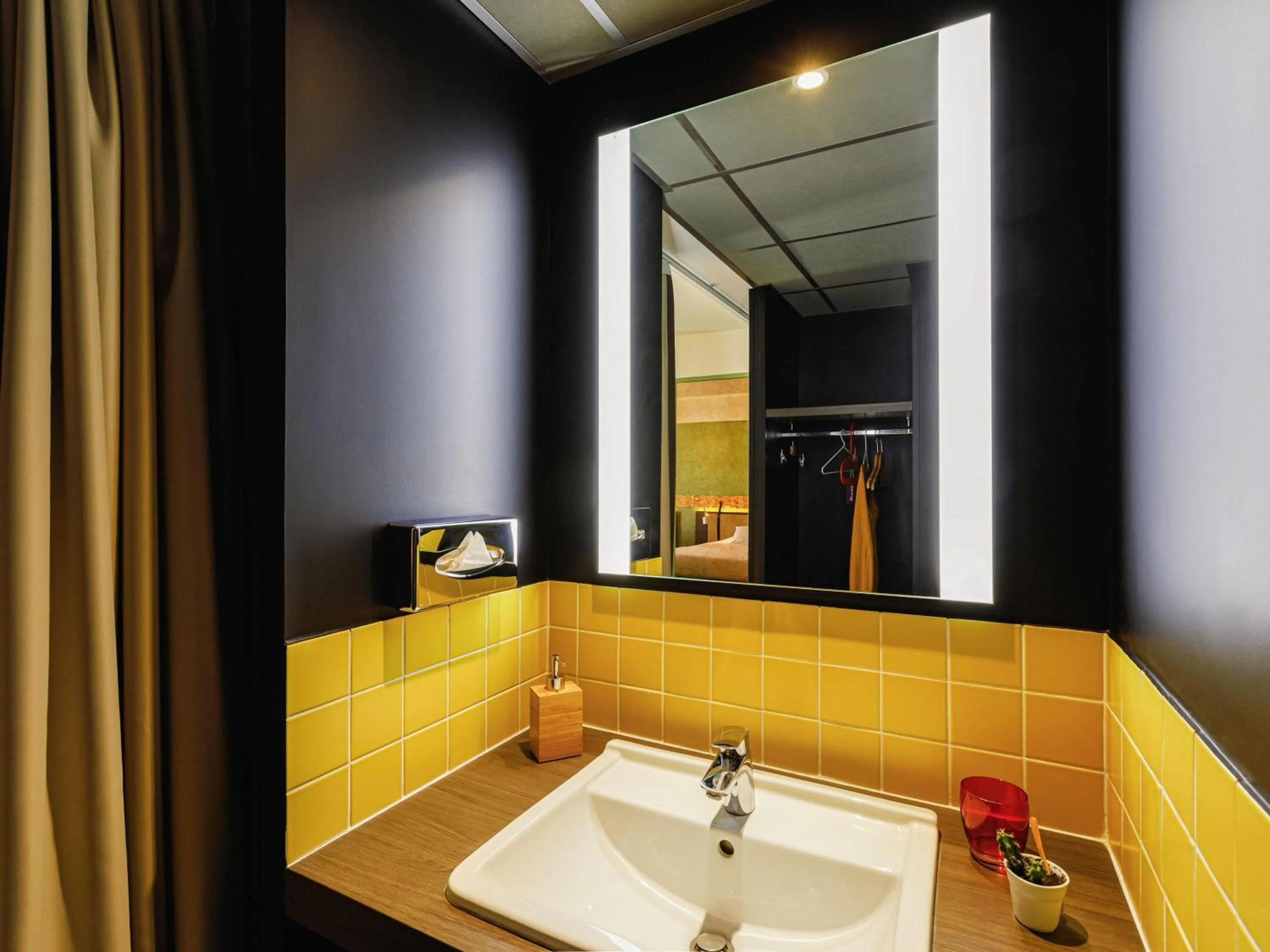 Bedroom in Greet Hotel Lyon Confluence