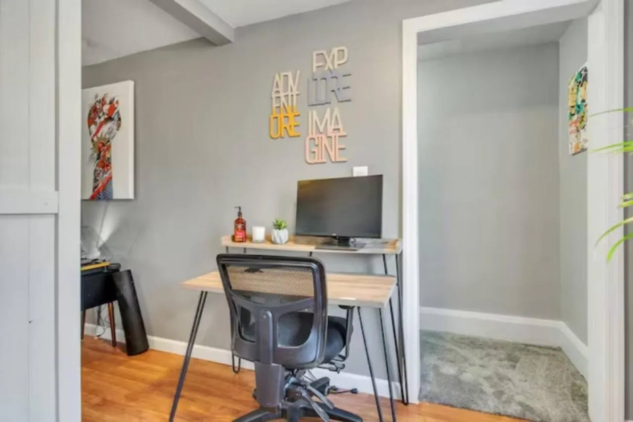 hair dresser in Studio near Arsenal Park l Street Parking