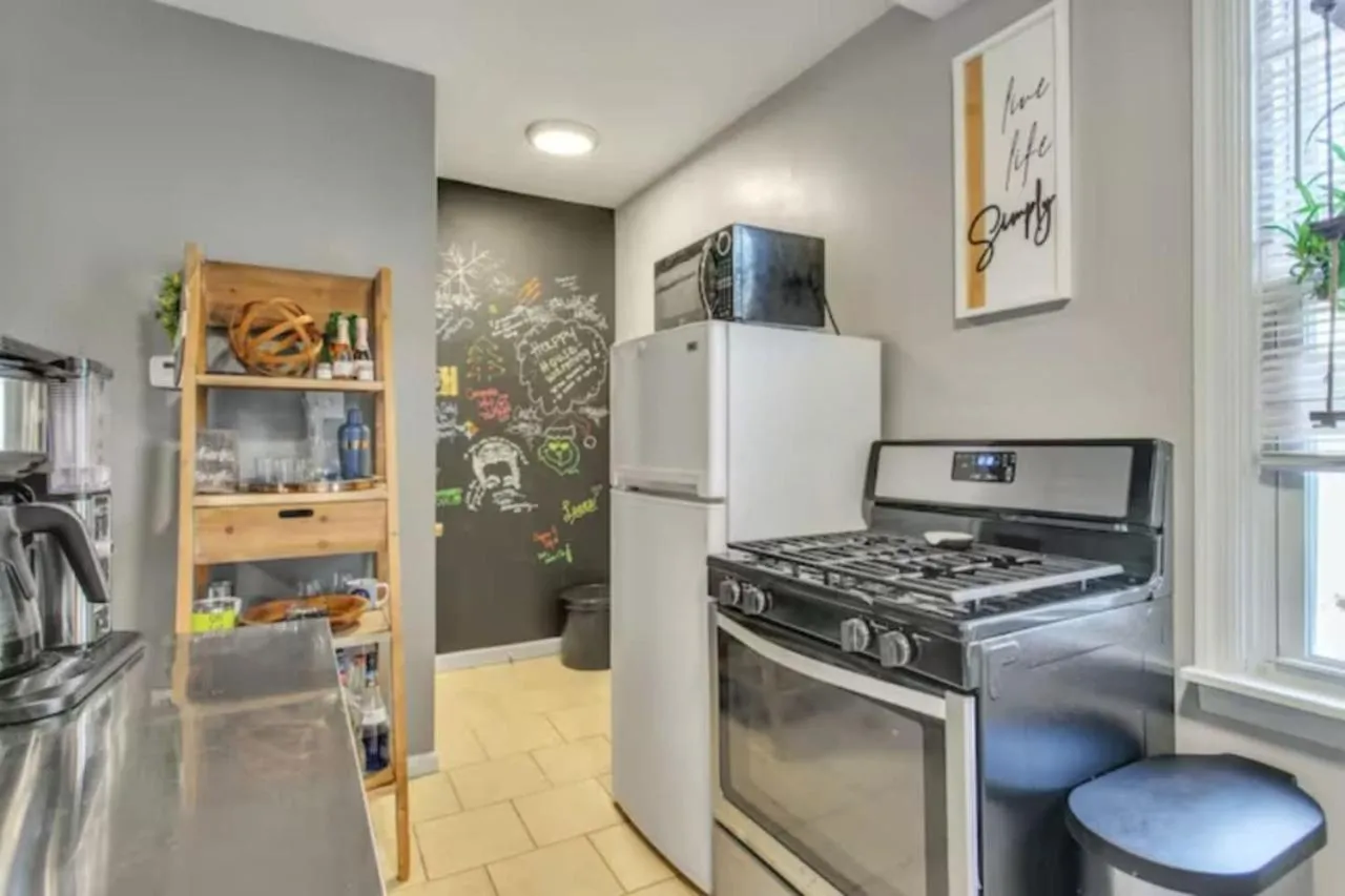 Kitchen or kitchenette in Studio near Arsenal Park l Street Parking
