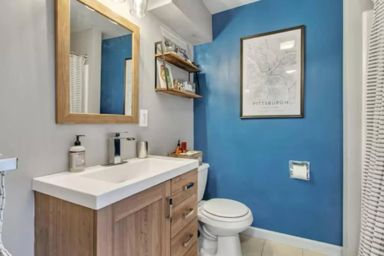 Toilet in Studio near Arsenal Park l Street Parking