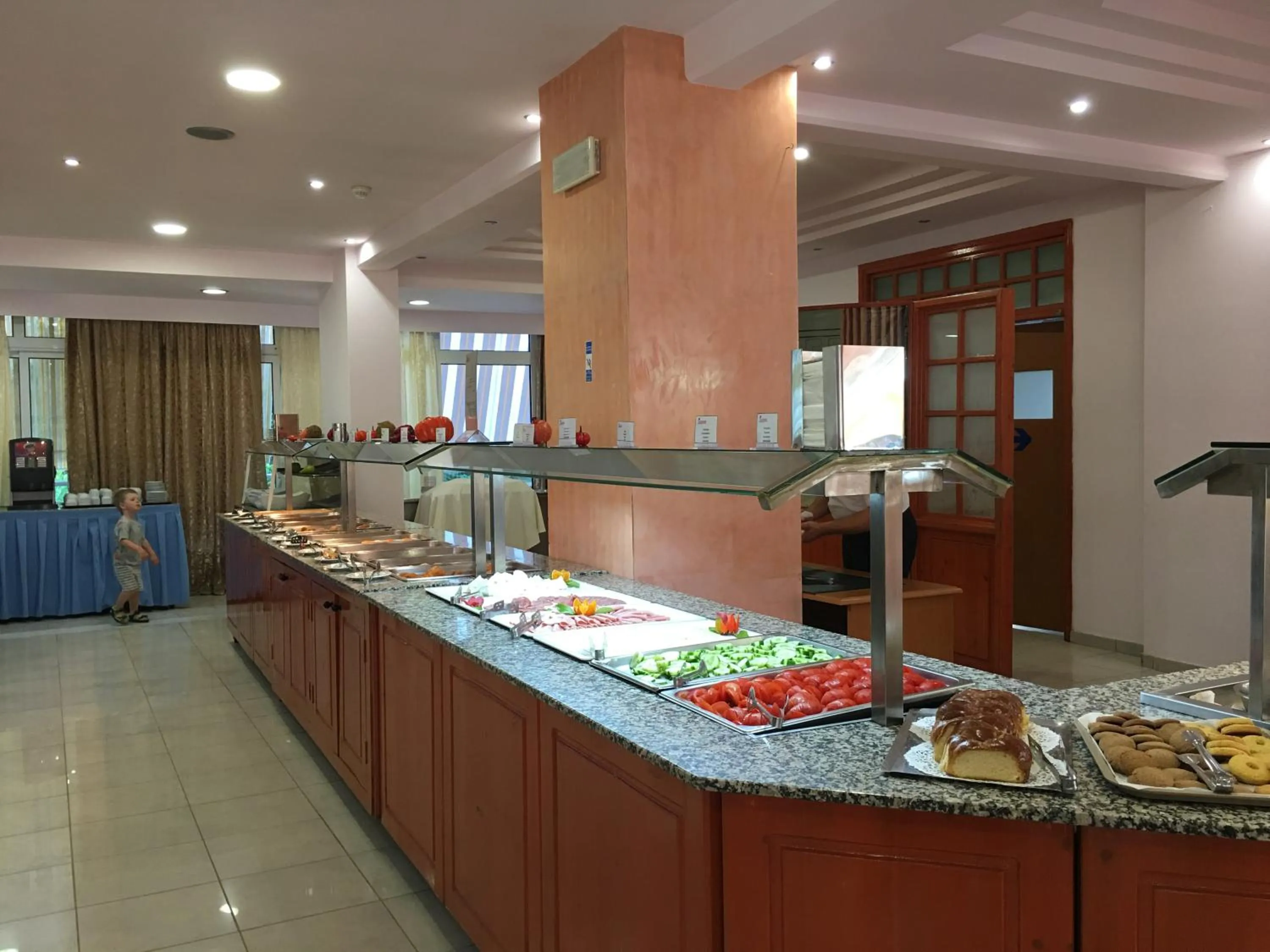 Buffet breakfast in Romantza Mare