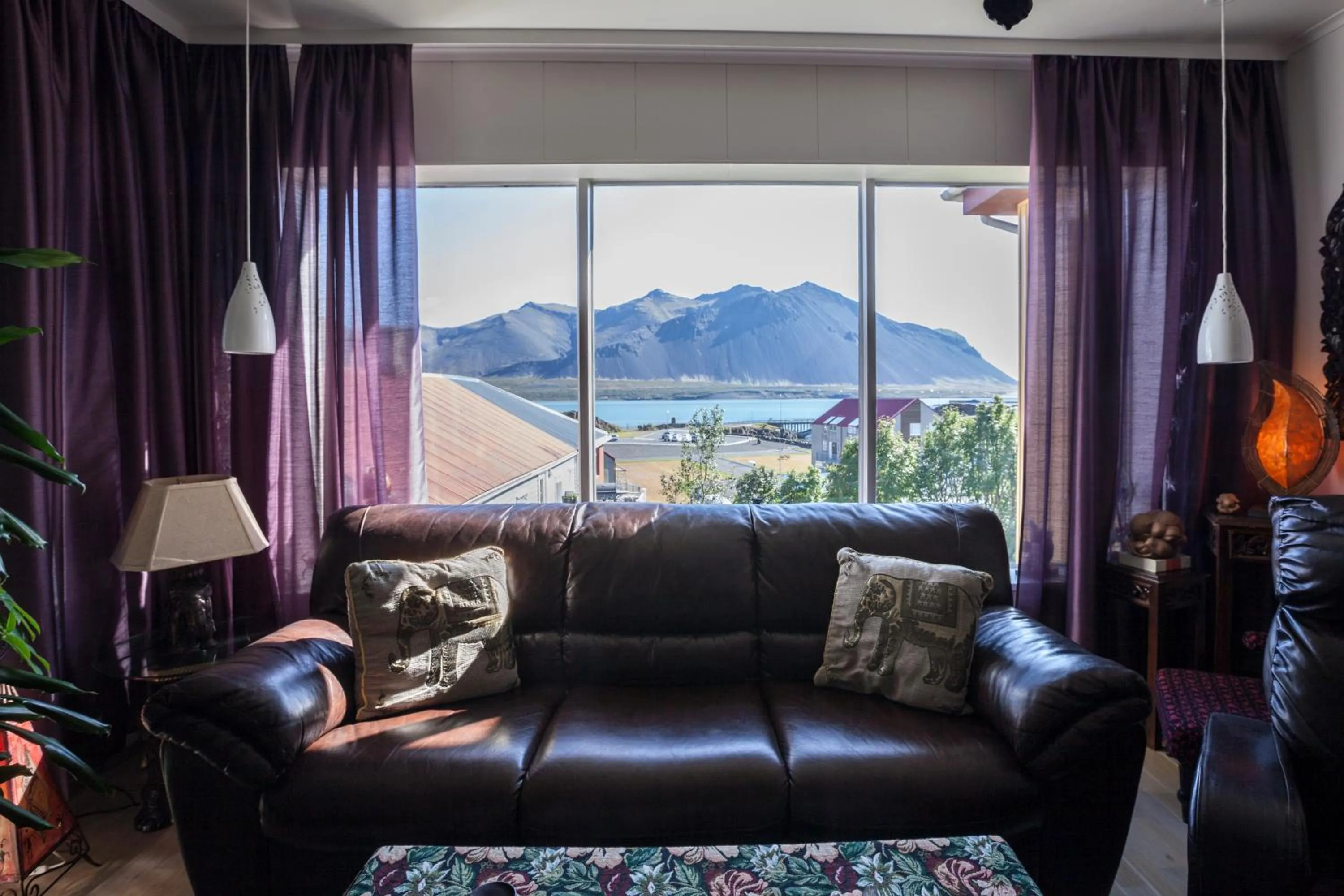 Living room in Blómasetrið Homestay