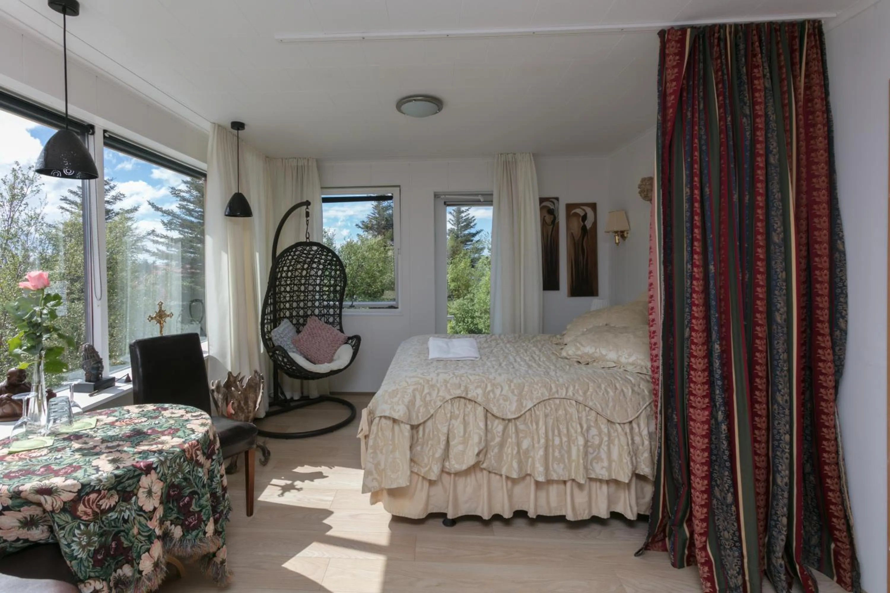 Bed in Blómasetrið Homestay