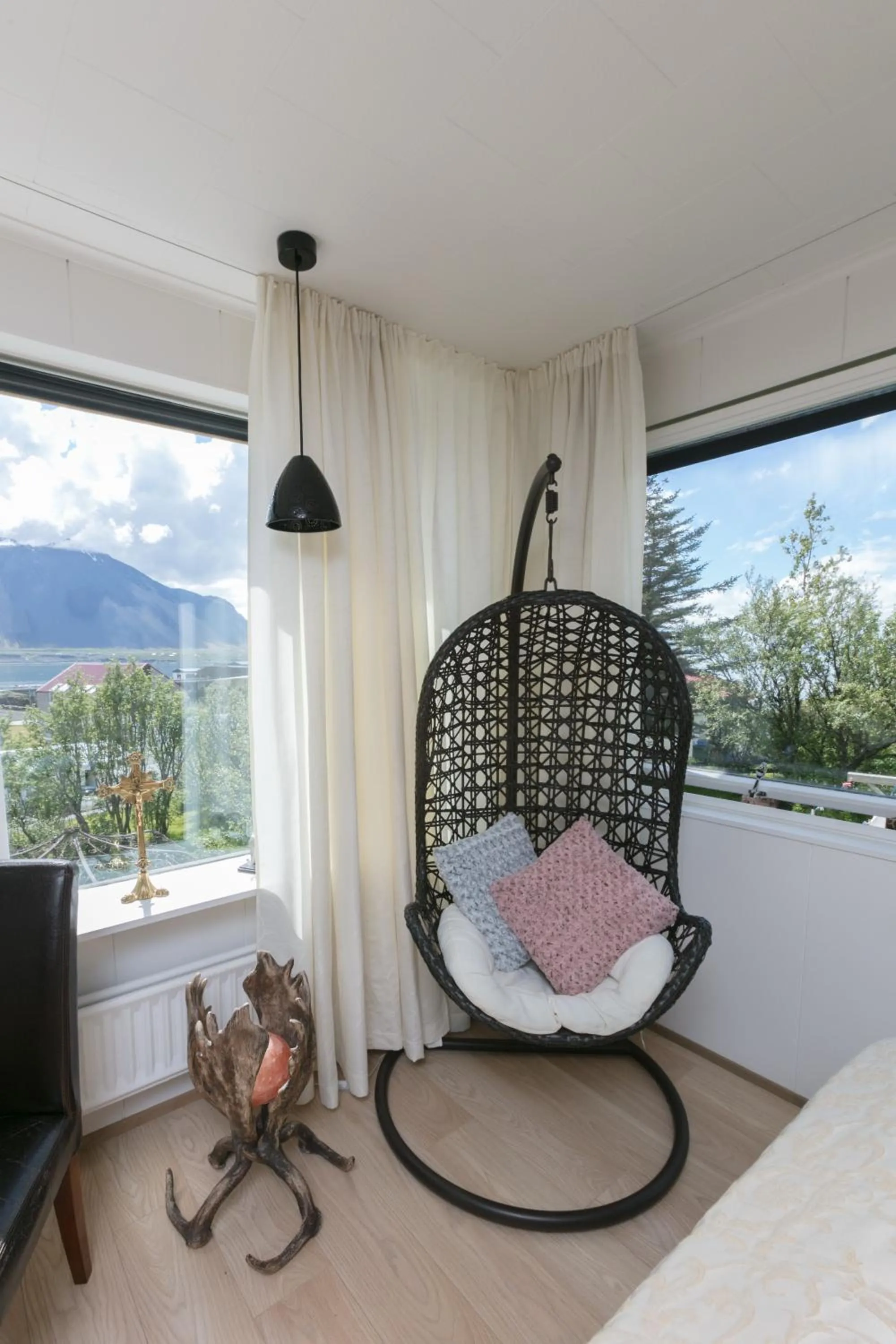 Decorative detail in Blómasetrið Homestay