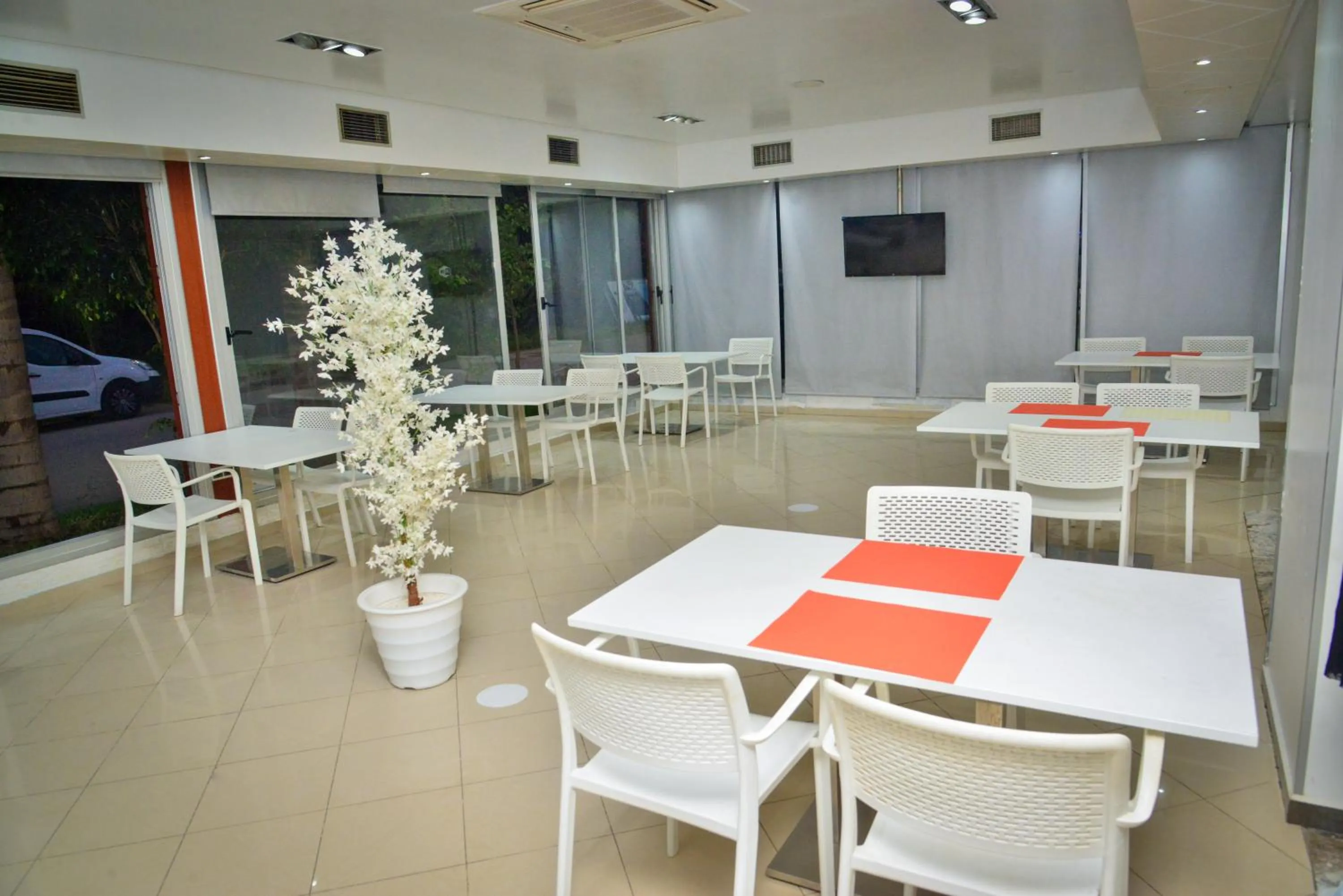 Restaurant/places to eat in Free Zone Hotel