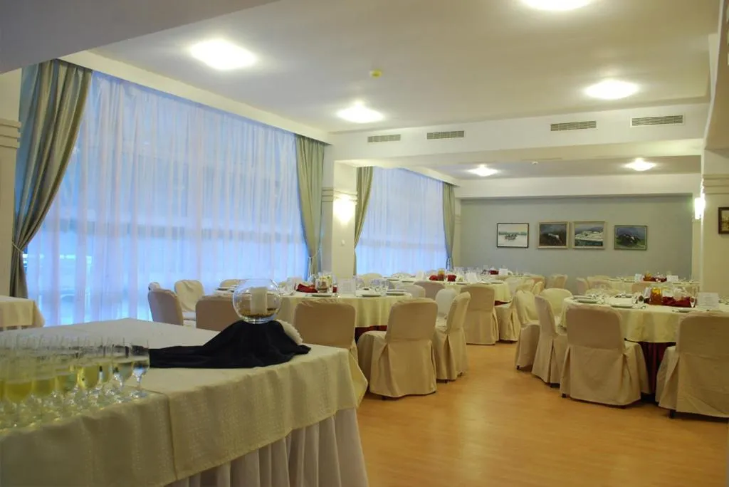 Restaurant/places to eat in Hotel Akor