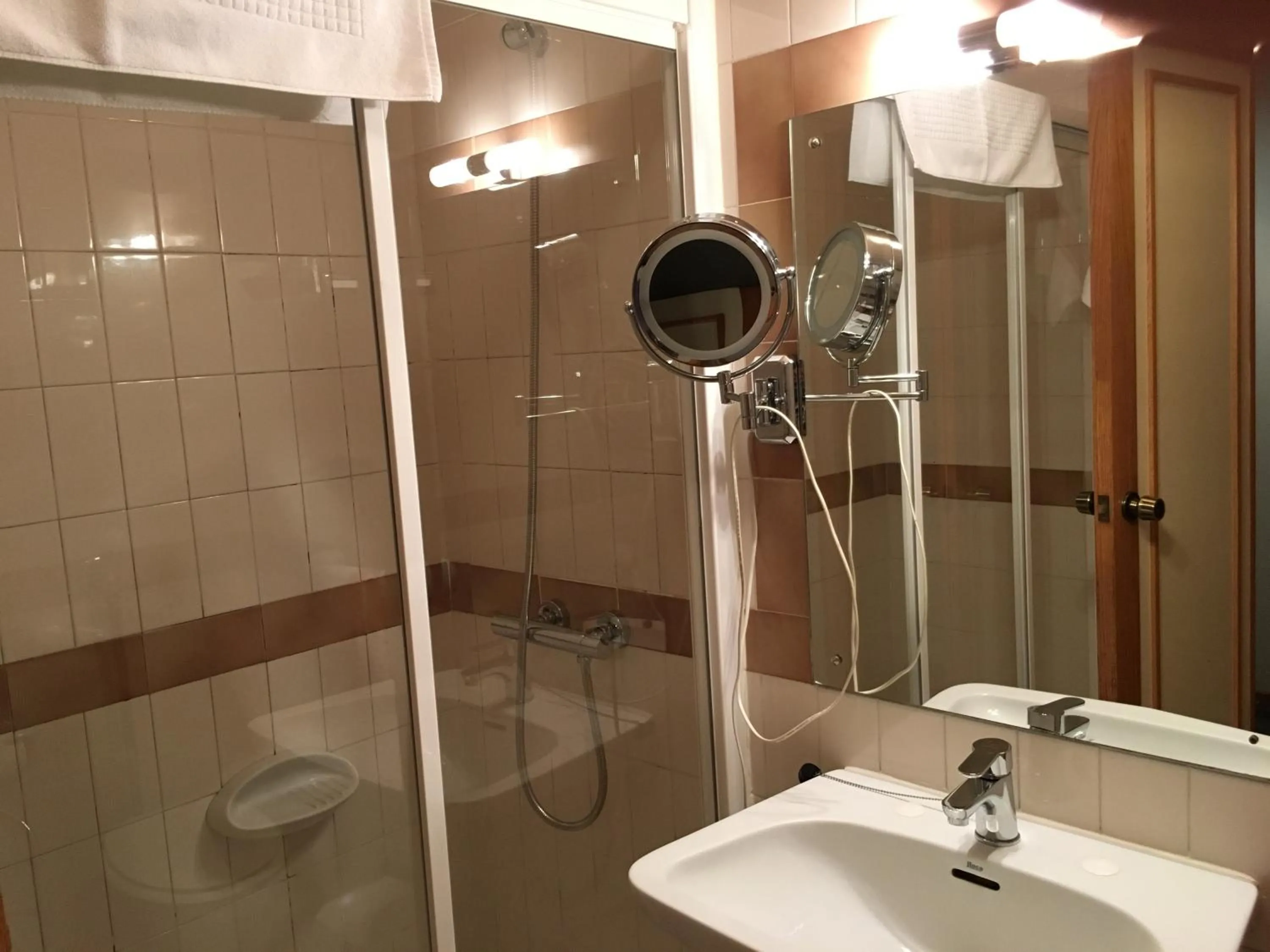 Shower, Bathroom in Hotel Jopi