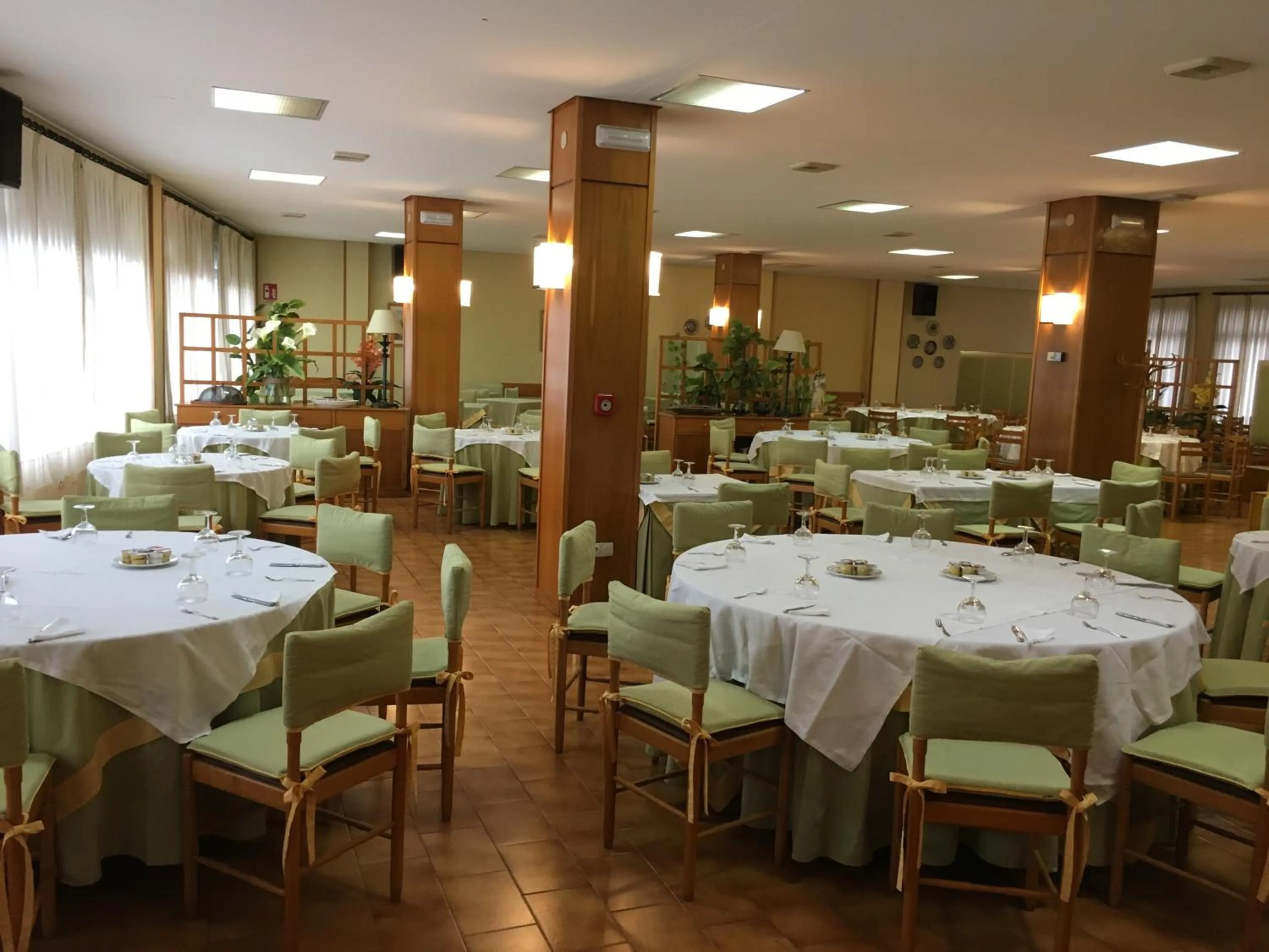 Area and facilities, Restaurant/Places to Eat in Hotel Jopi