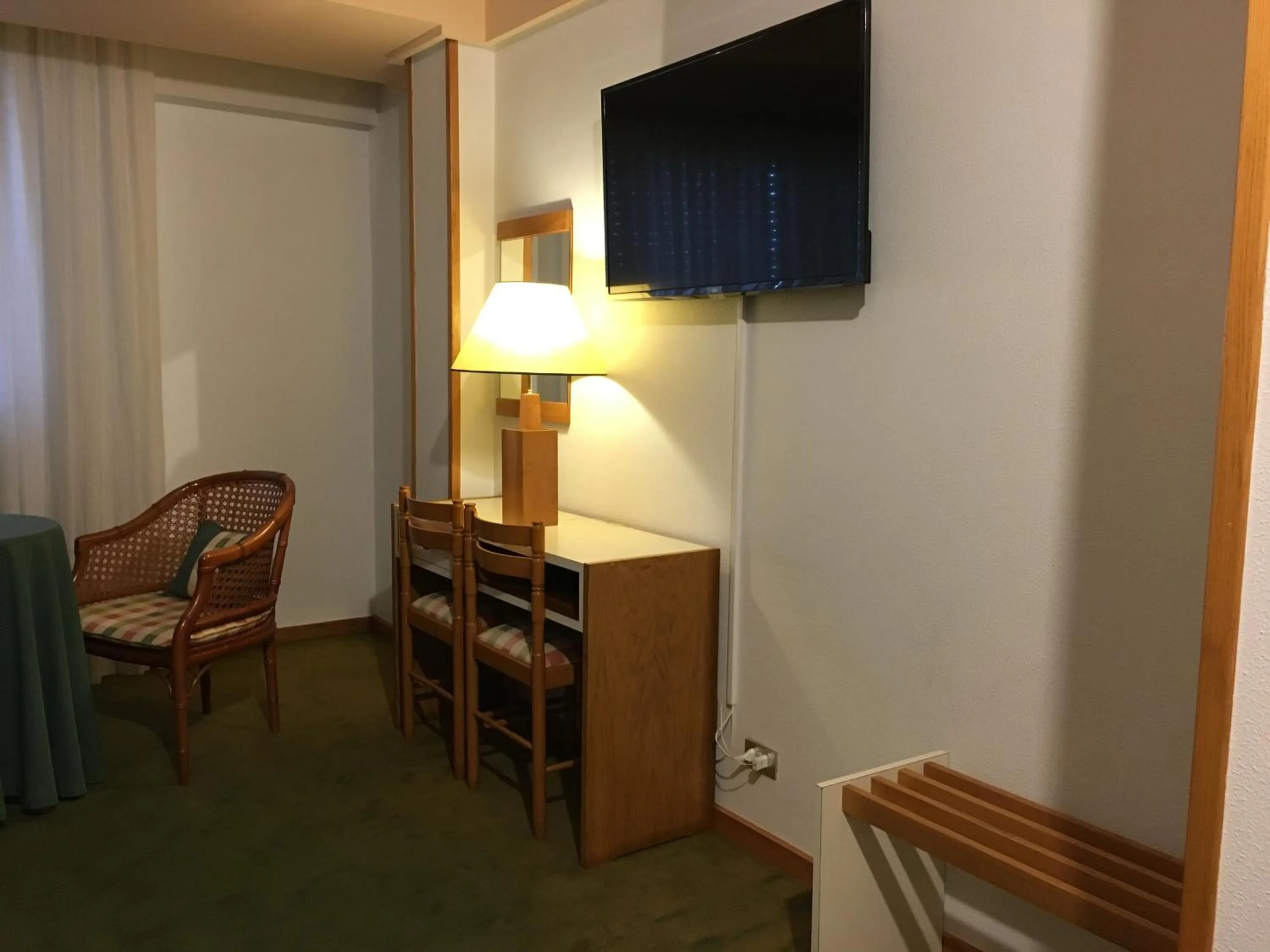 TV and multimedia, TV/Entertainment Center in Hotel Jopi