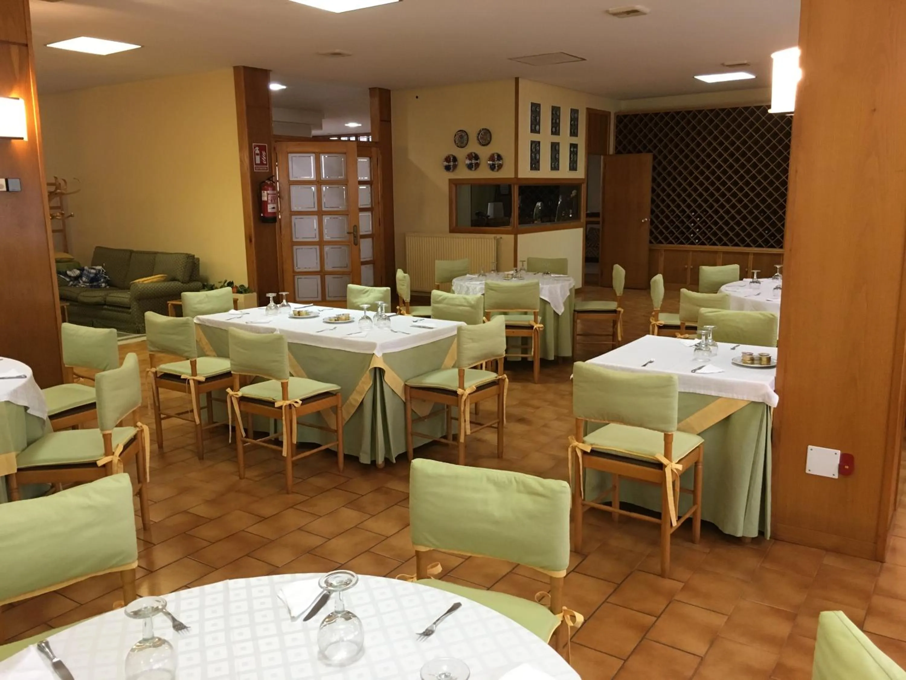 Area and facilities, Restaurant/Places to Eat in Hotel Jopi