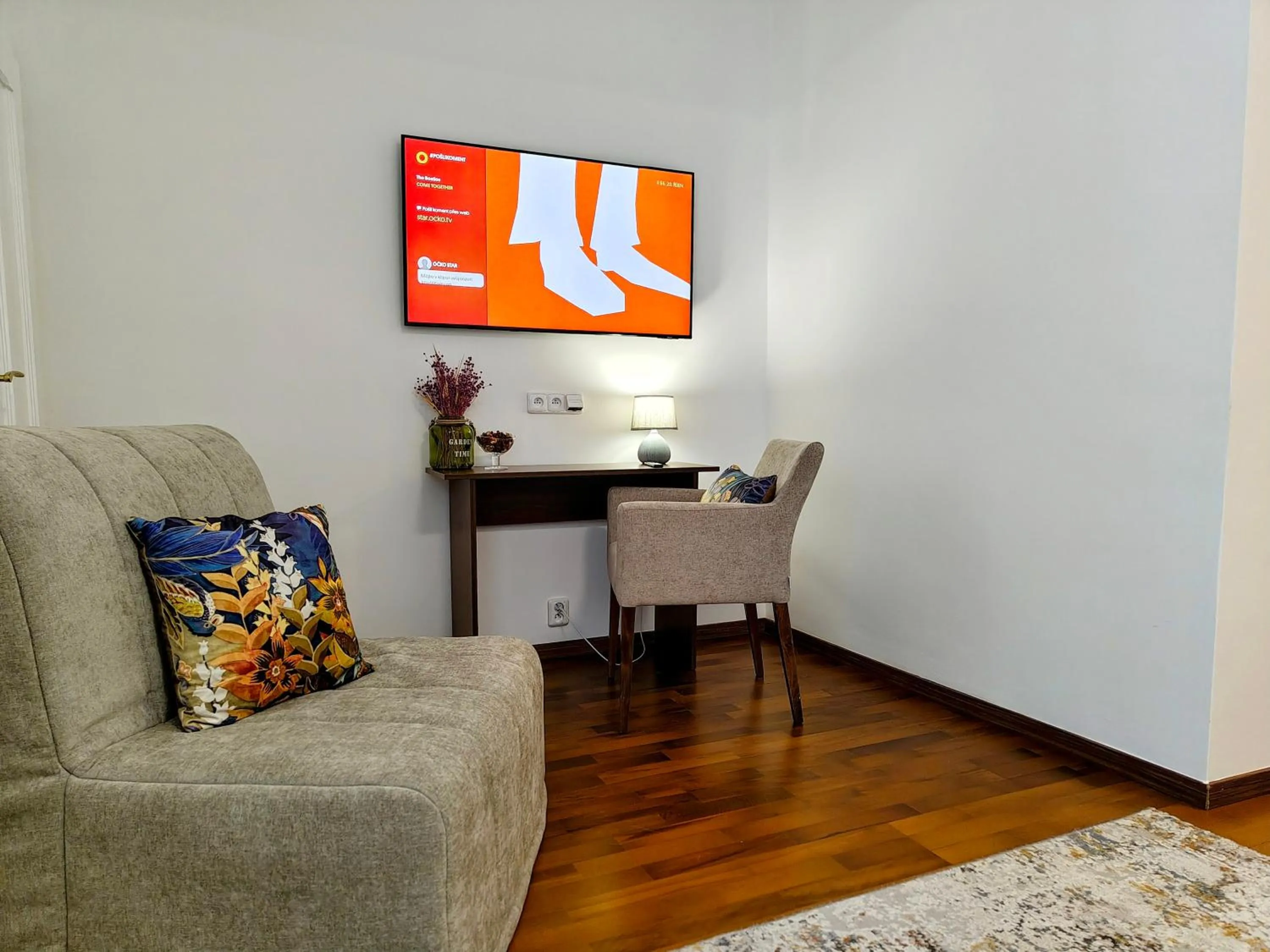 Communal lounge/ TV room in Old Town Residence by Little King