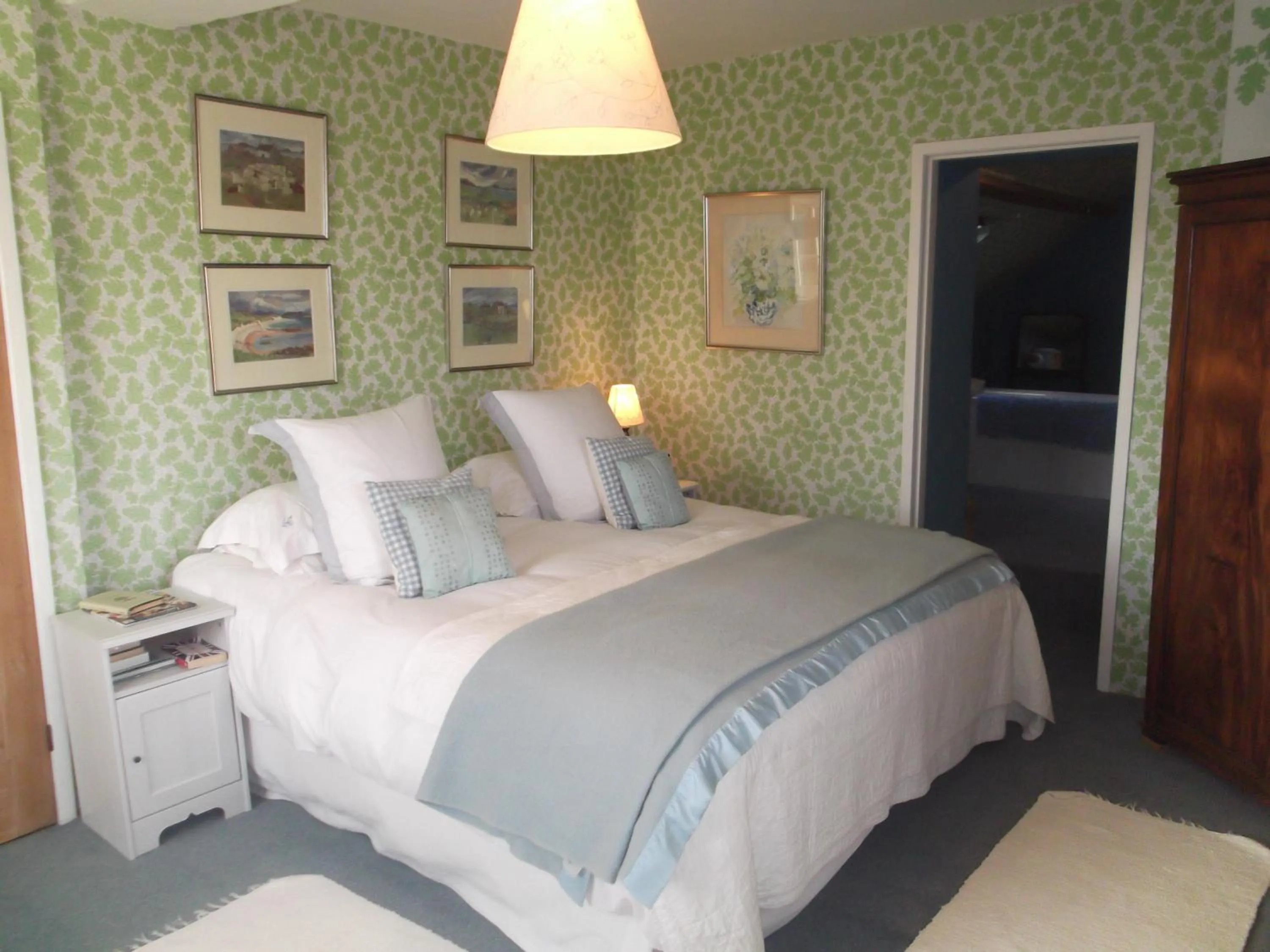 Photo of the whole room, Bed in Cotswolds Mine Hill House