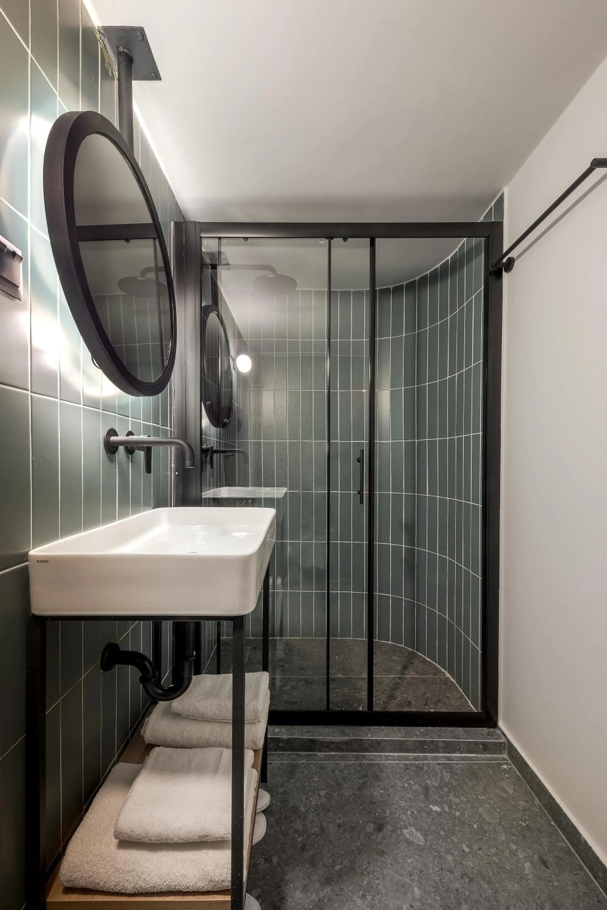 Shower in Bonnie Athens by Nin&Bau