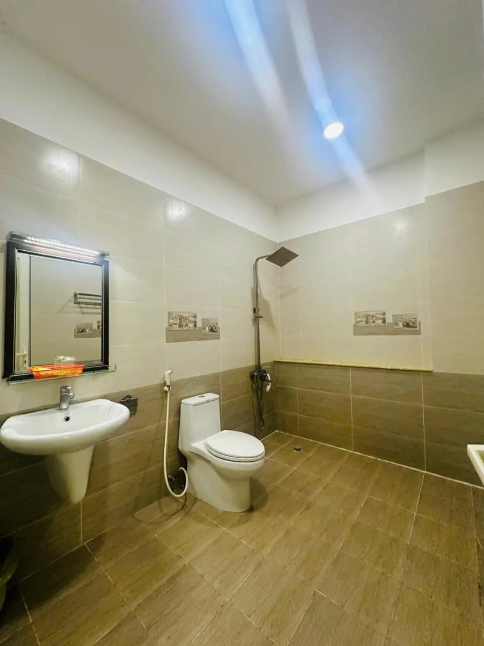 Bathroom in Dũng India Hotel