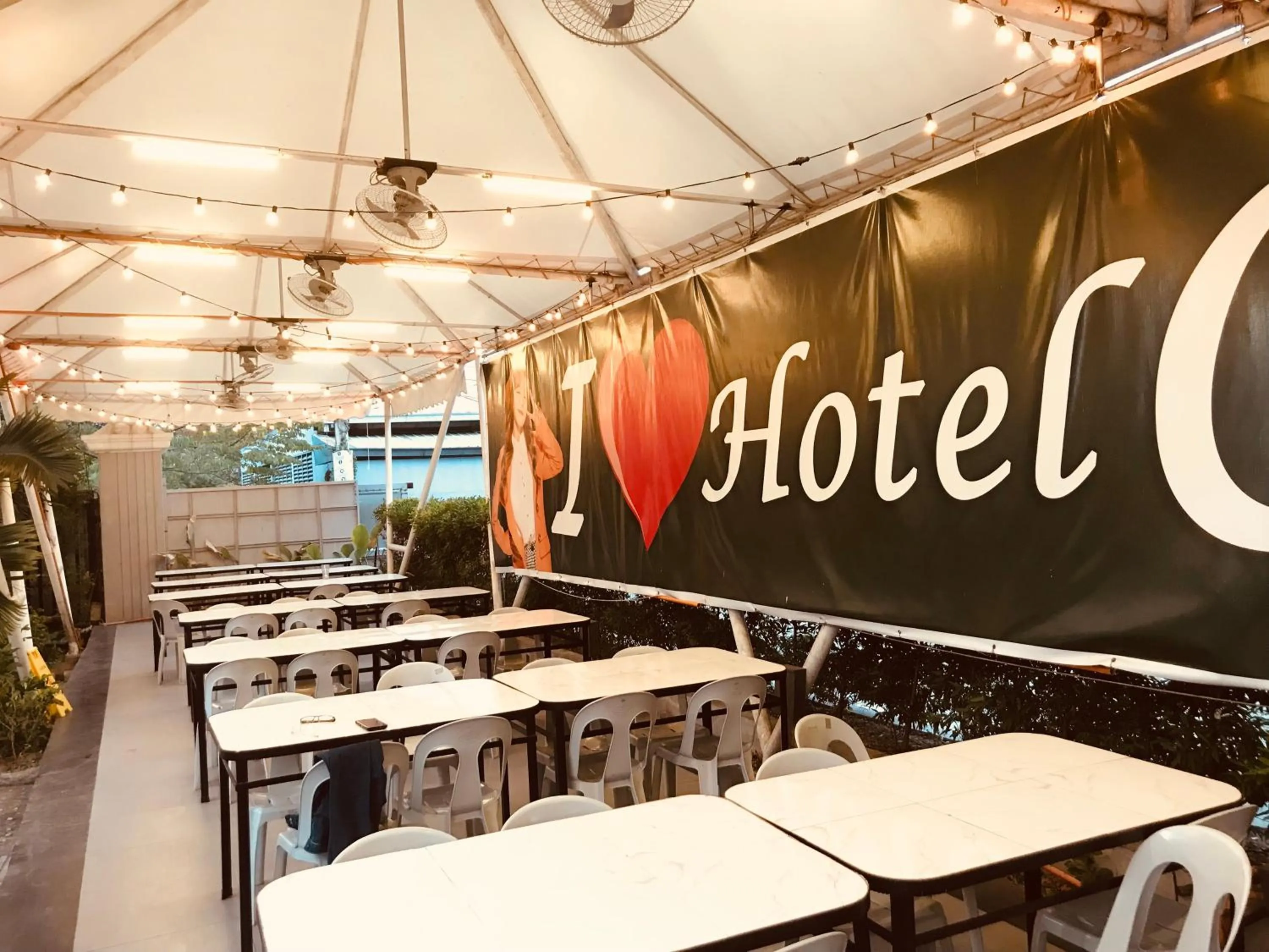 Restaurant/places to eat in Clark CU Hotel