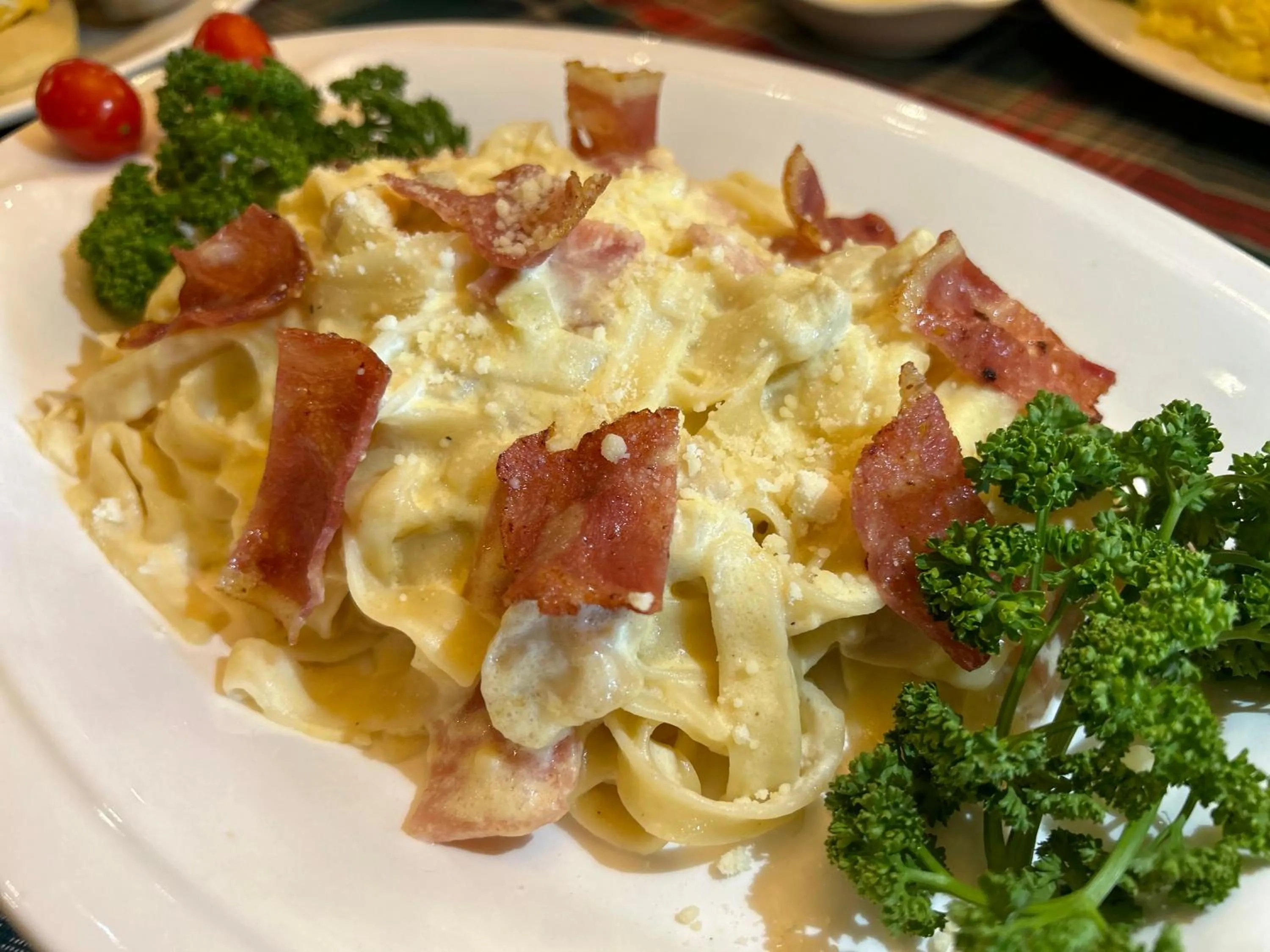 Food and drinks in Clark CU Hotel