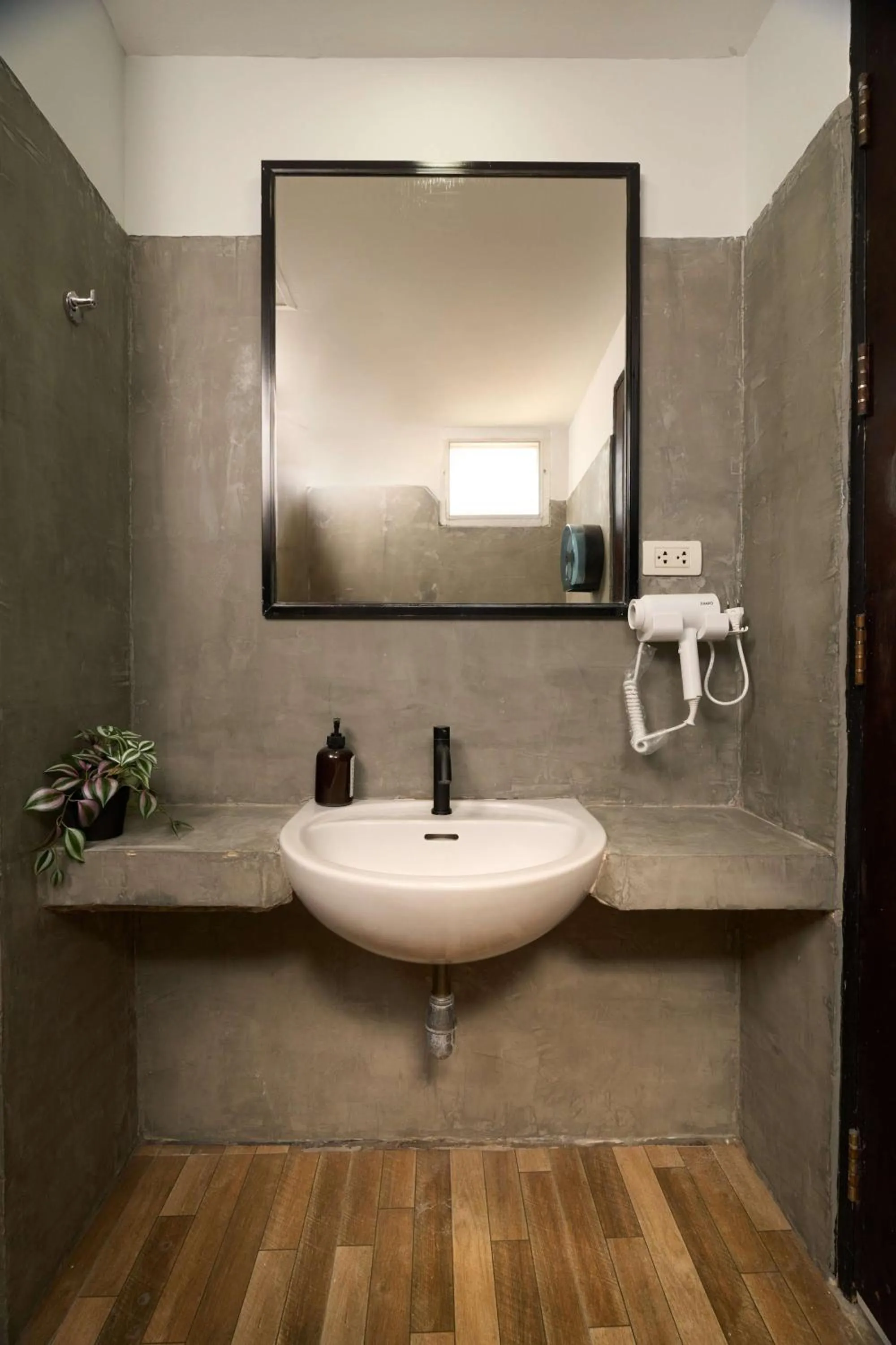 Toilet in Thapae60 Mini Hotel