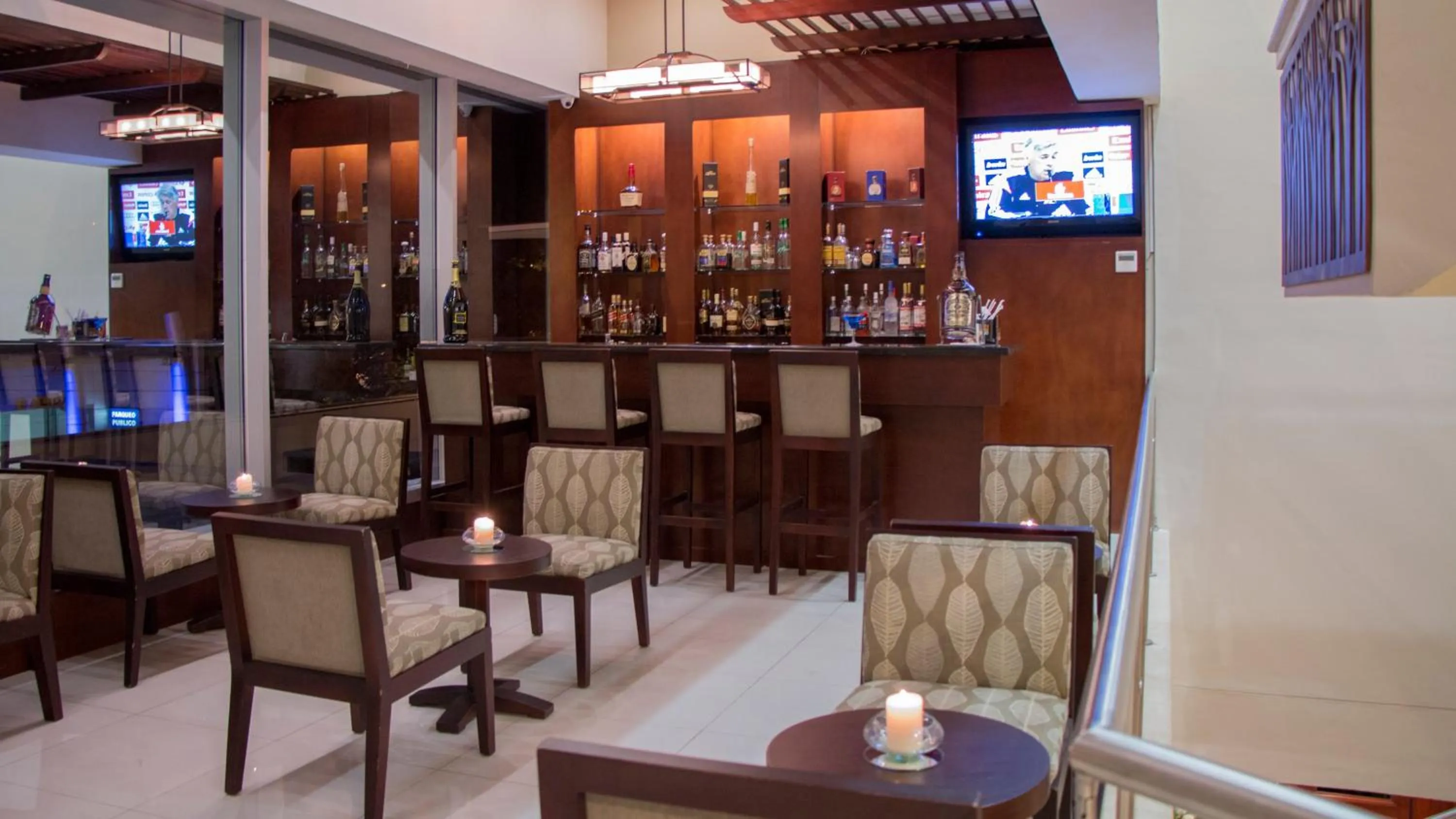 Lounge or bar in Holiday Inn Guatemala by IHG
