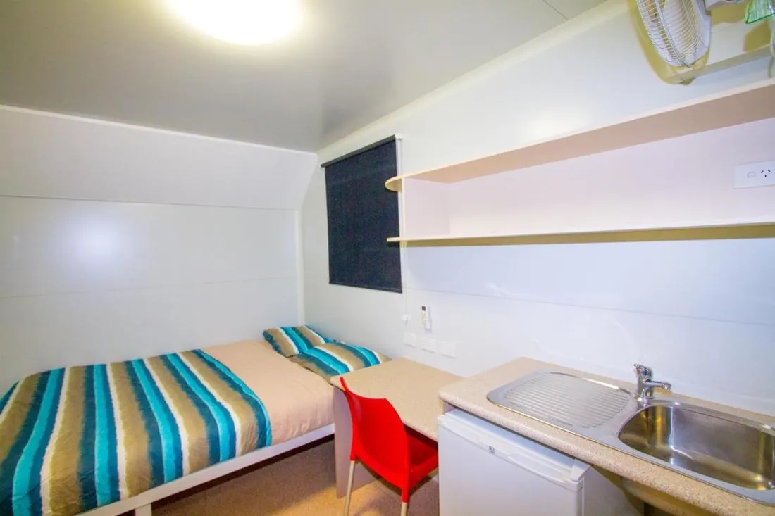 Kitchen or kitchenette, Bed in Meekatharra Accommodation Centre