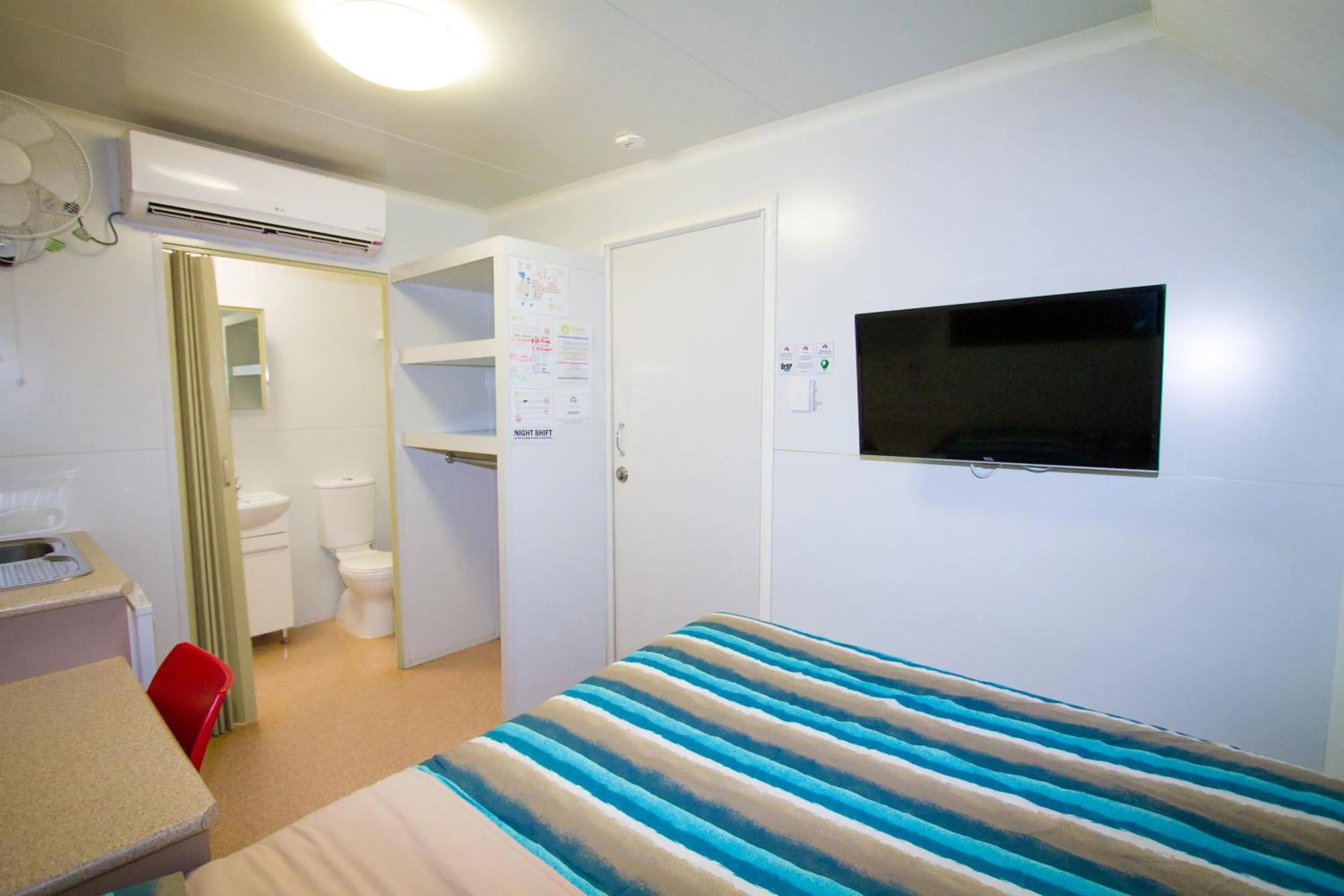Photo of the whole room, Bed in Meekatharra Accommodation Centre
