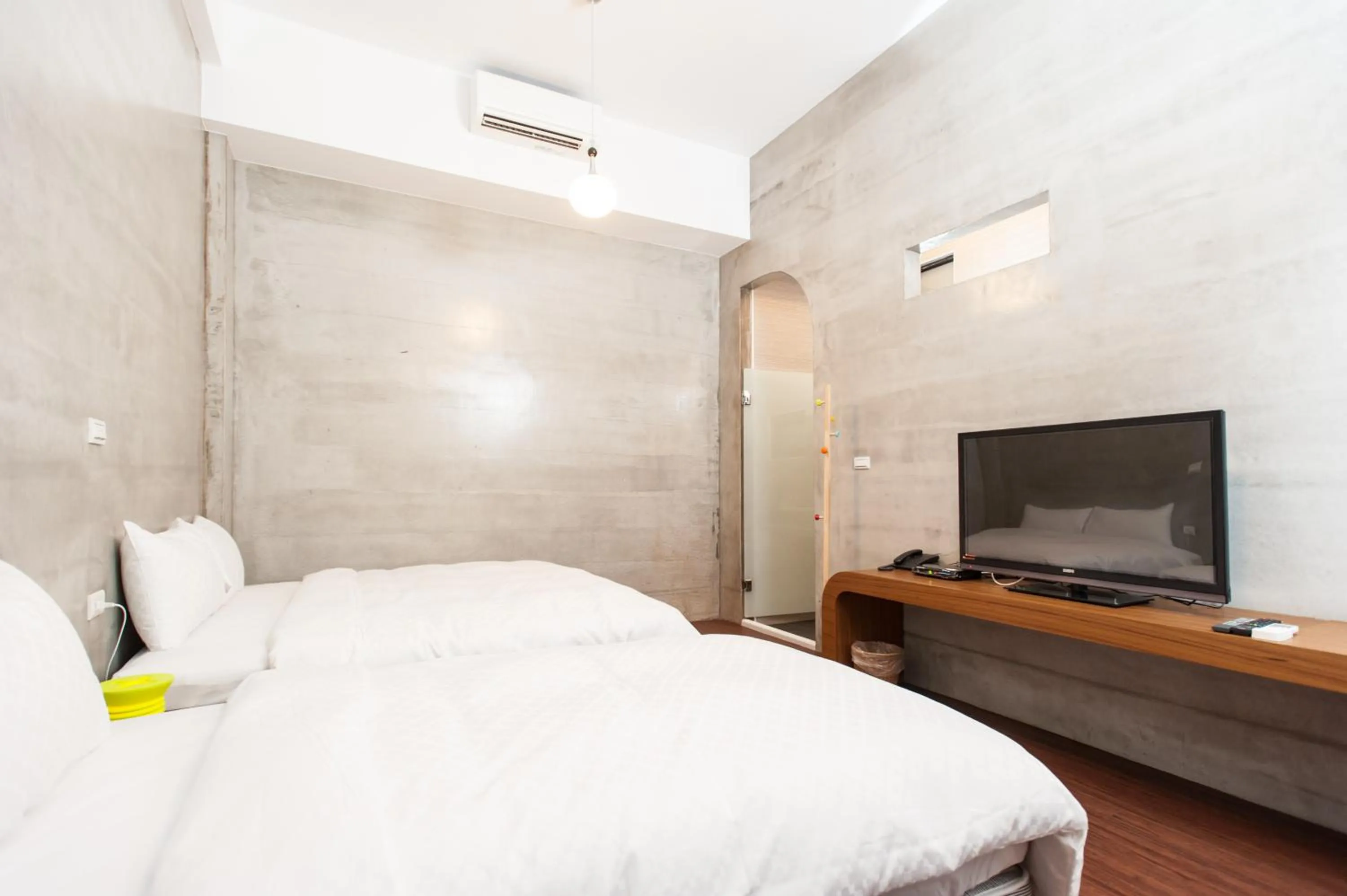 Photo of the whole room, Bed in Discovery B&B