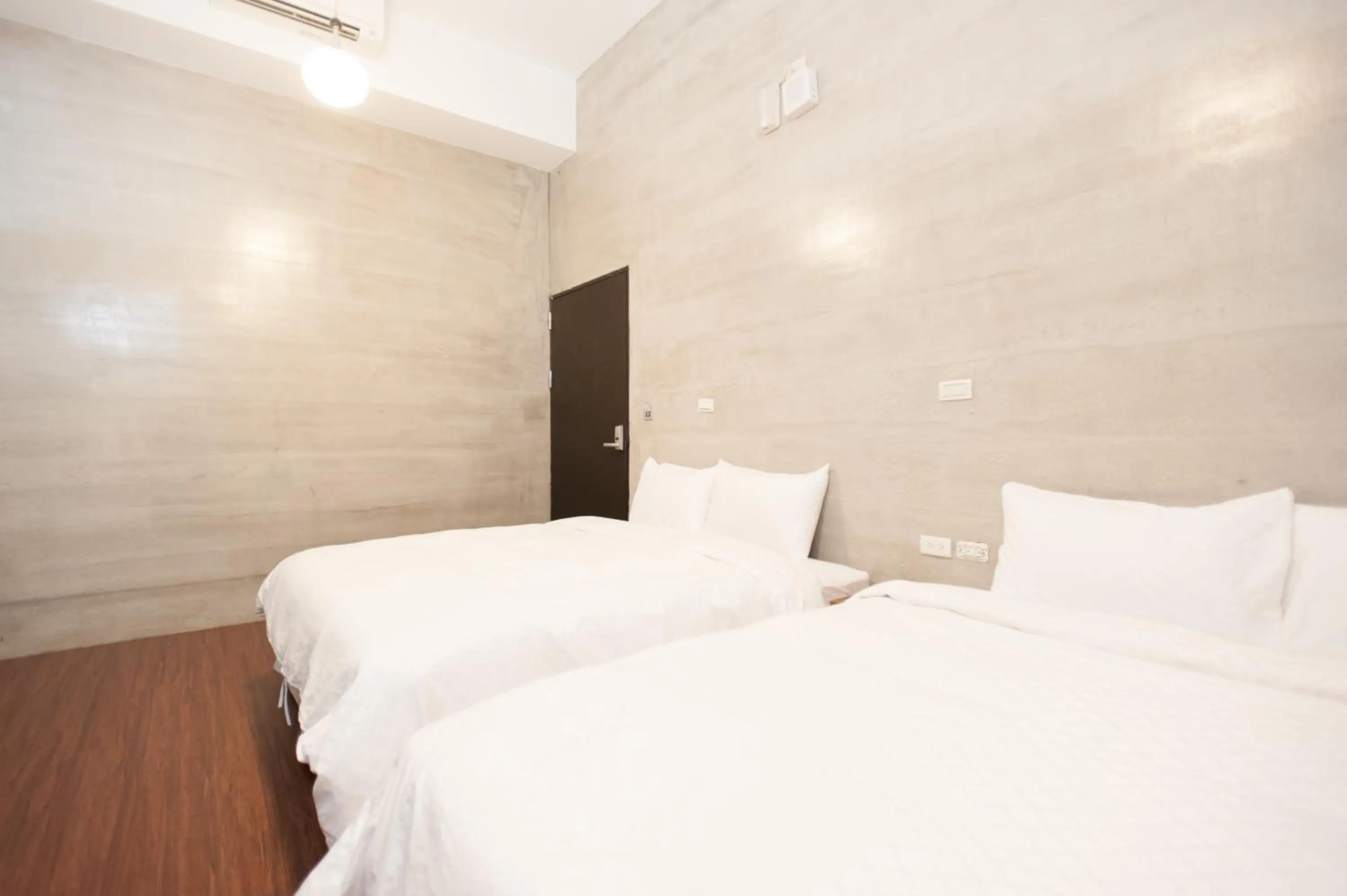 Photo of the whole room, Bed in Discovery B&B