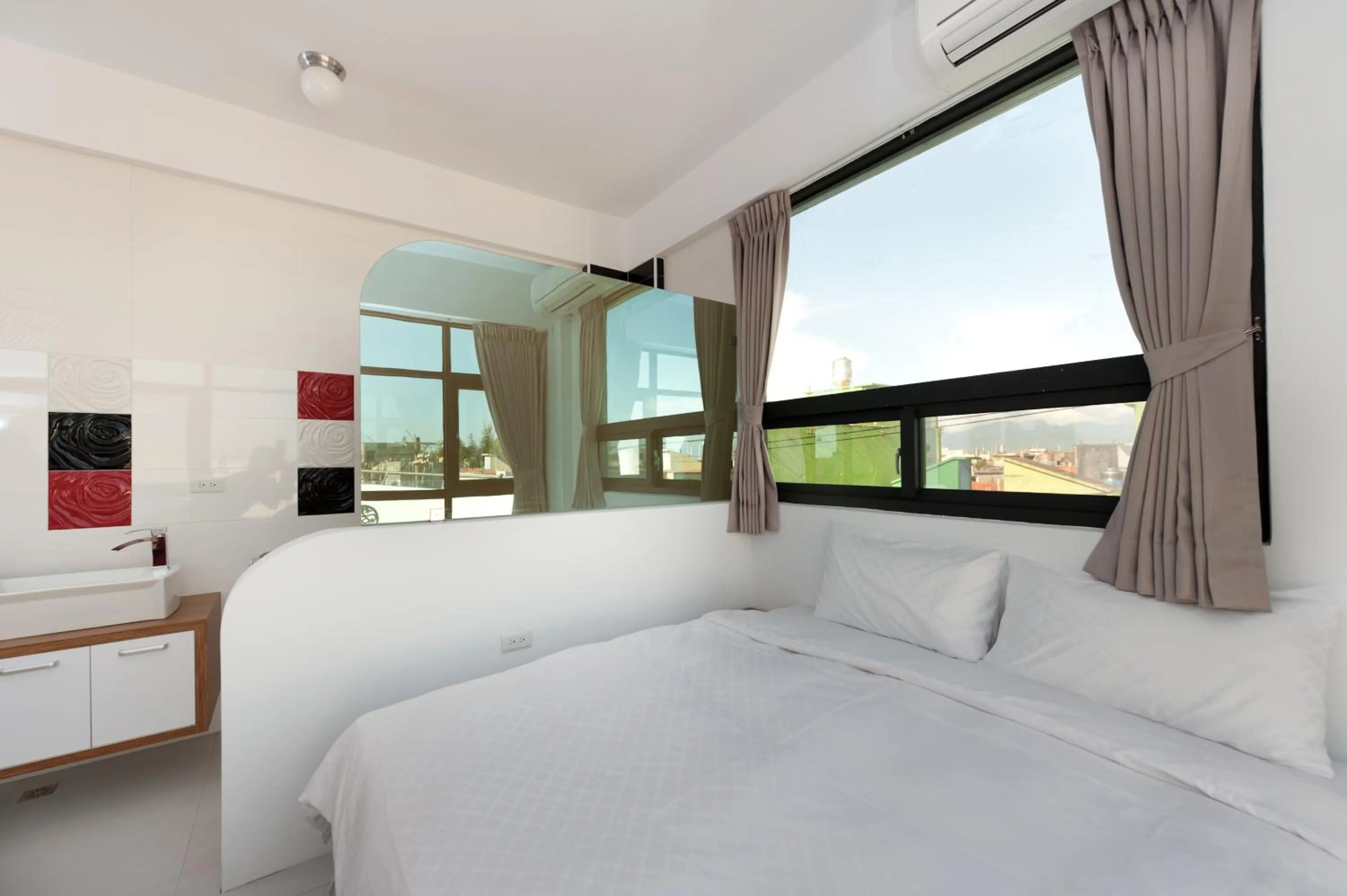 Photo of the whole room, Bed in Discovery B&B