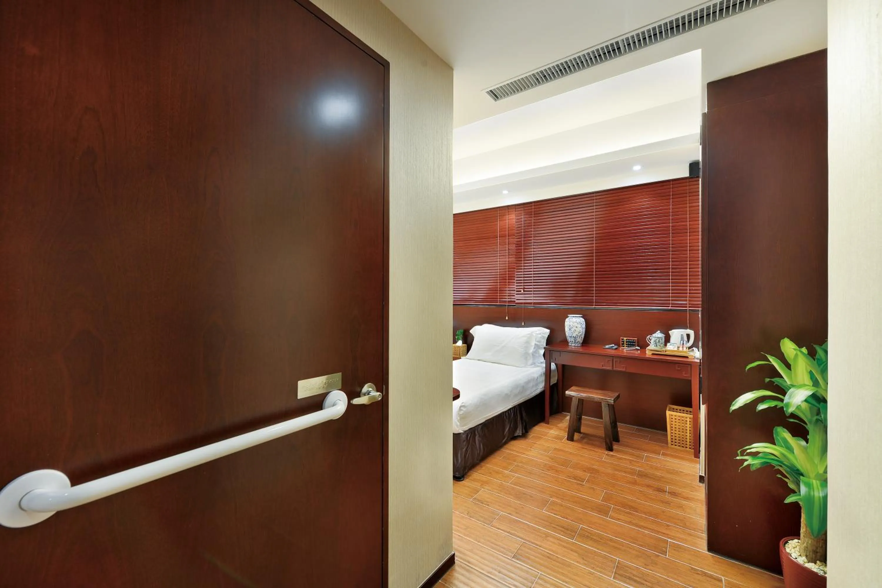 Photo of the whole room in The Shai Red - formerly Mingle in The Shai