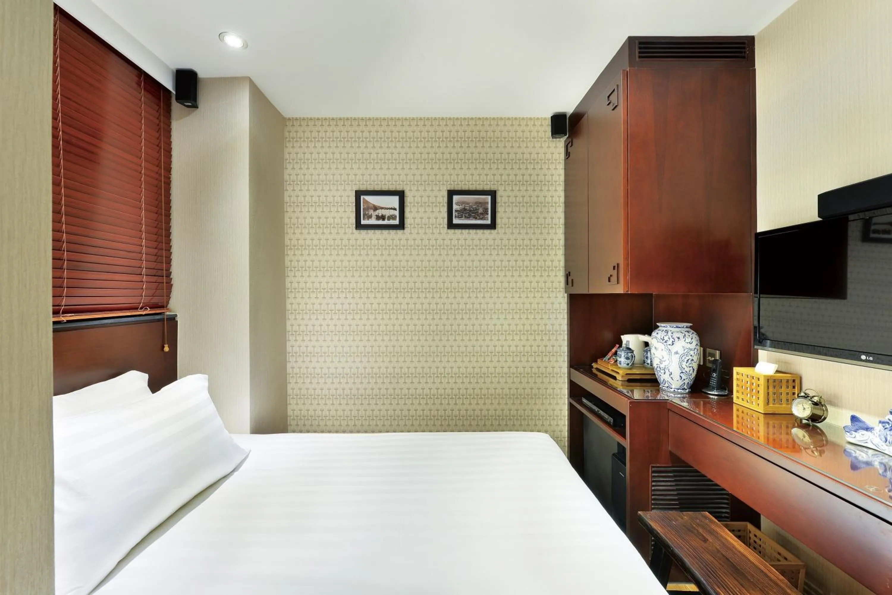 Photo of the whole room in The Shai Red - formerly Mingle in The Shai