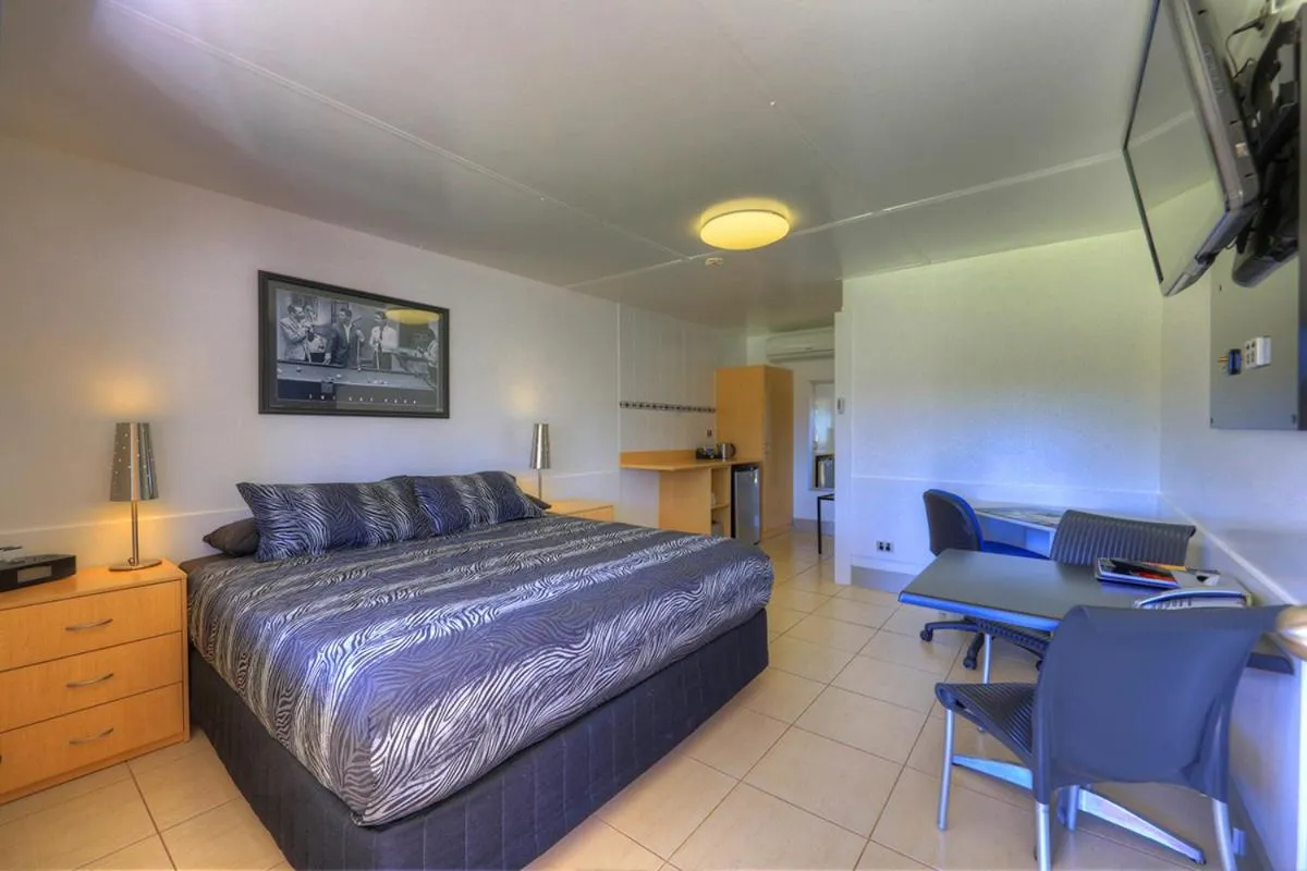 Bedroom, Bed in Halls Creek Motel