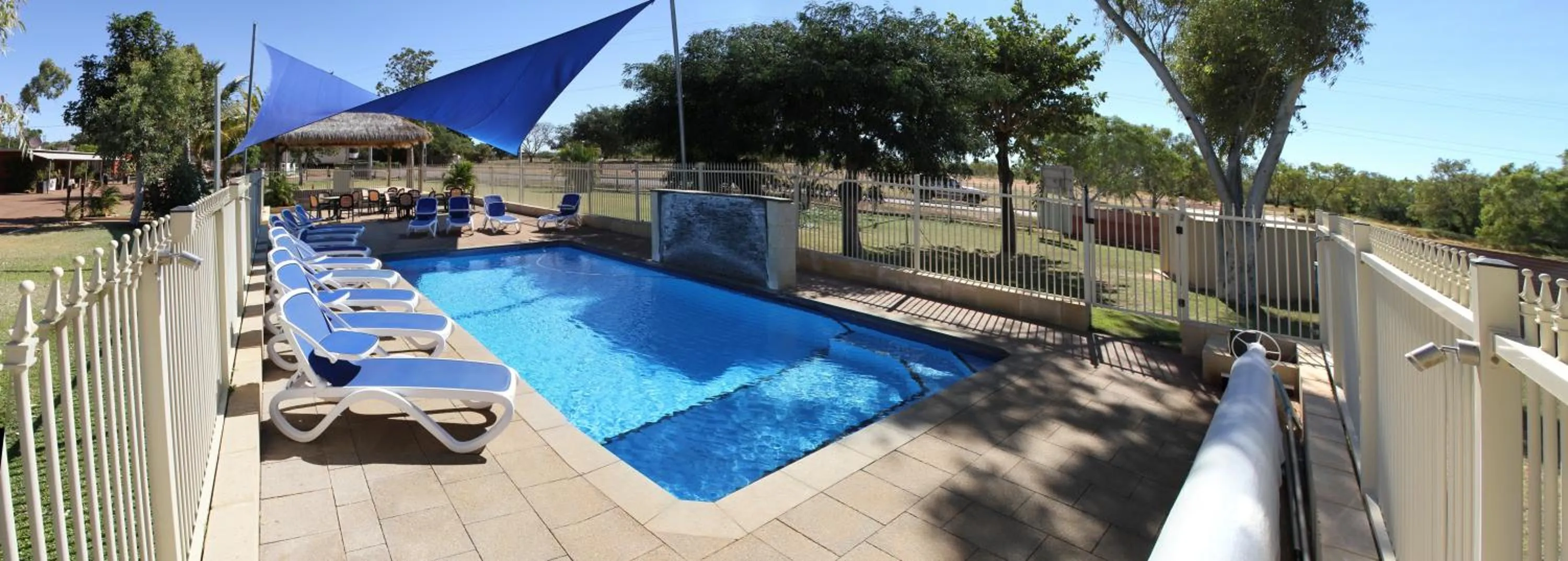 Swimming pool in Halls Creek Motel