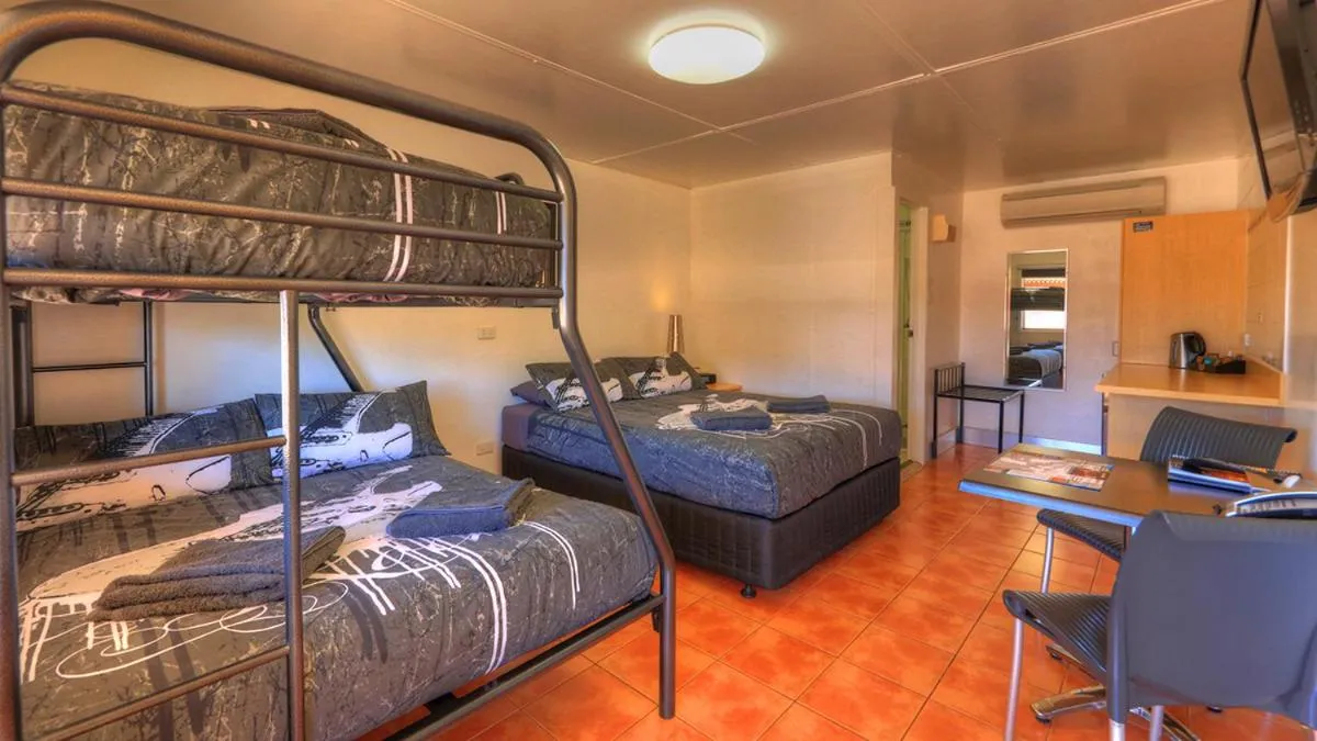 Bedroom, Bed in Halls Creek Motel