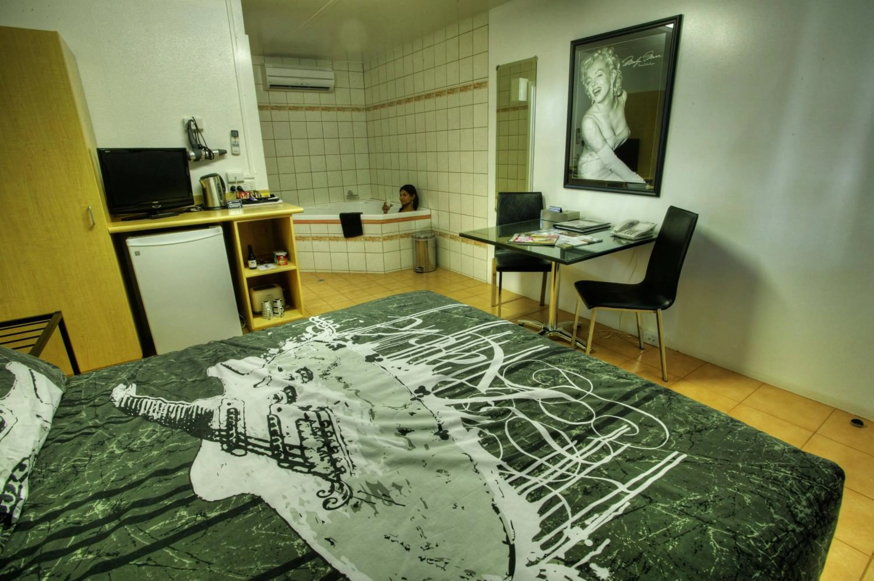 Bedroom, Bed in Halls Creek Motel